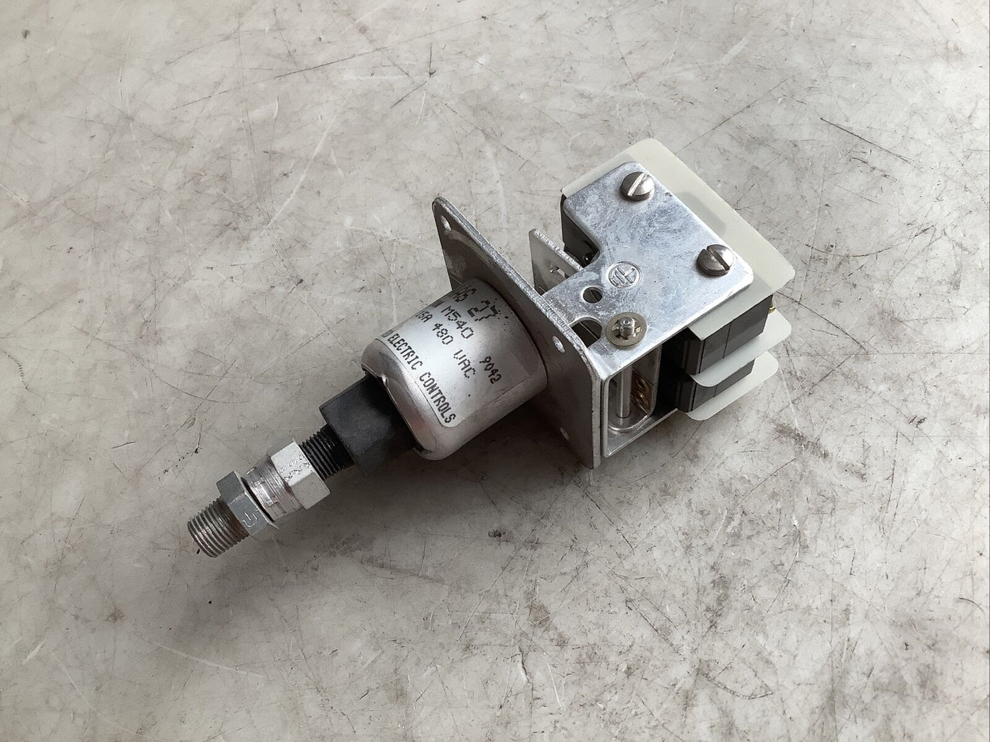 UNITED ELECTRIC CONTROLS J54AS 27 PRESSURE SWITCH 480VAC 15A 476