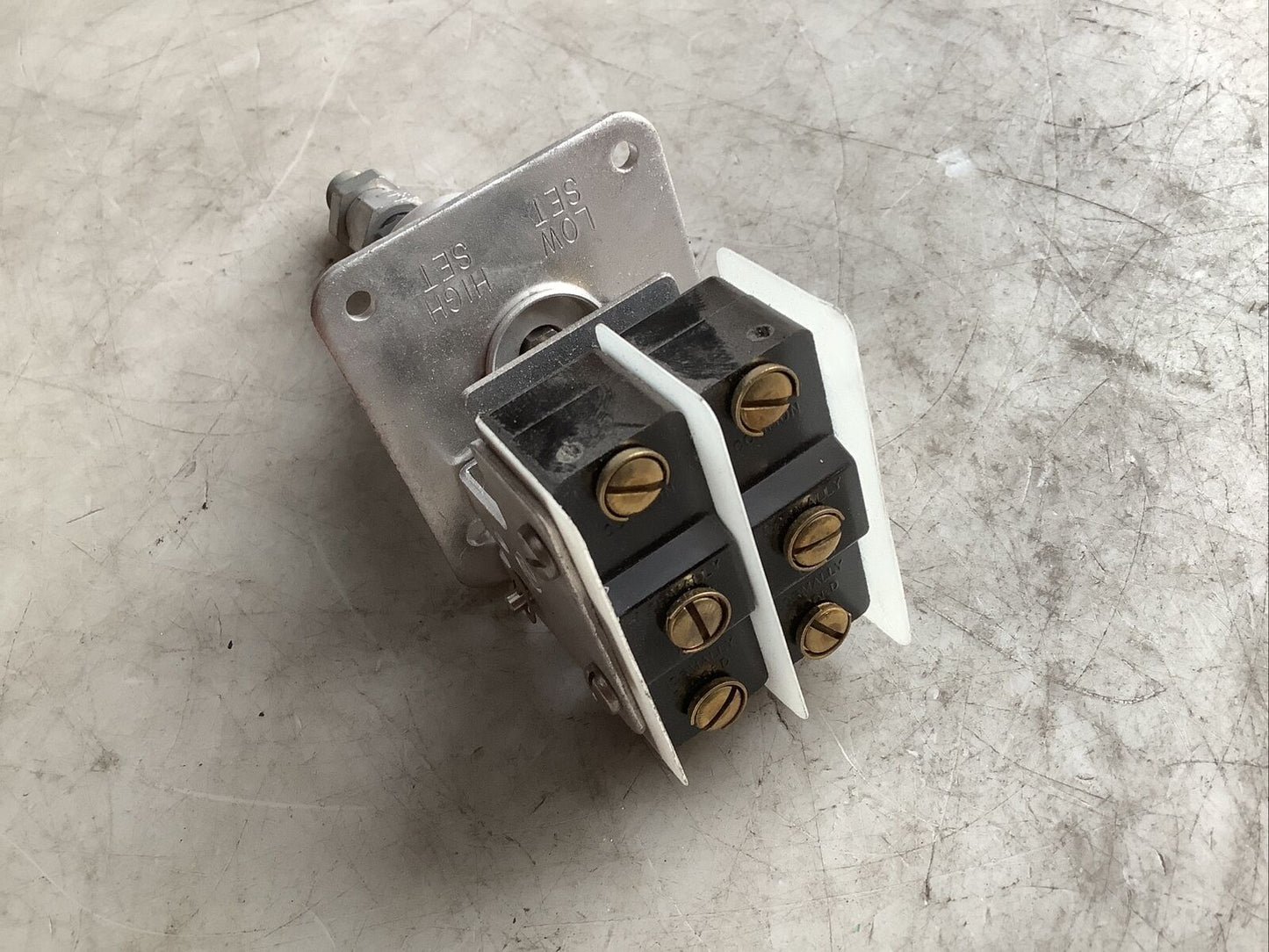 UNITED ELECTRIC CONTROLS J54AS 27 PRESSURE SWITCH 480VAC 15A 476