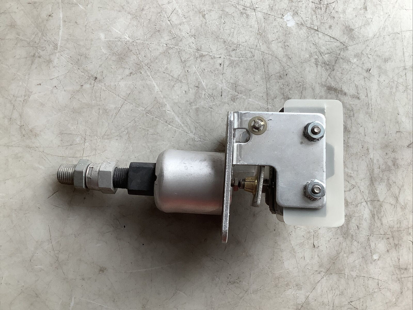 UNITED ELECTRIC CONTROLS J54AS 27 PRESSURE SWITCH 480VAC 15A 476