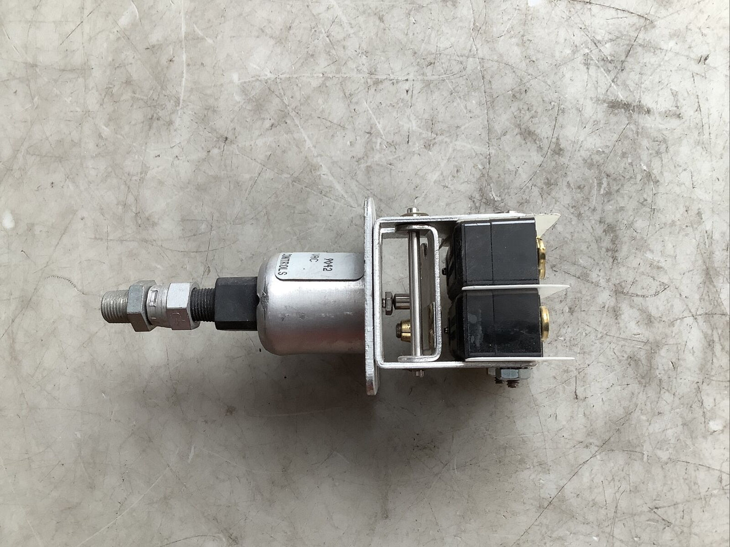 UNITED ELECTRIC CONTROLS J54AS 27 PRESSURE SWITCH 480VAC 15A 476