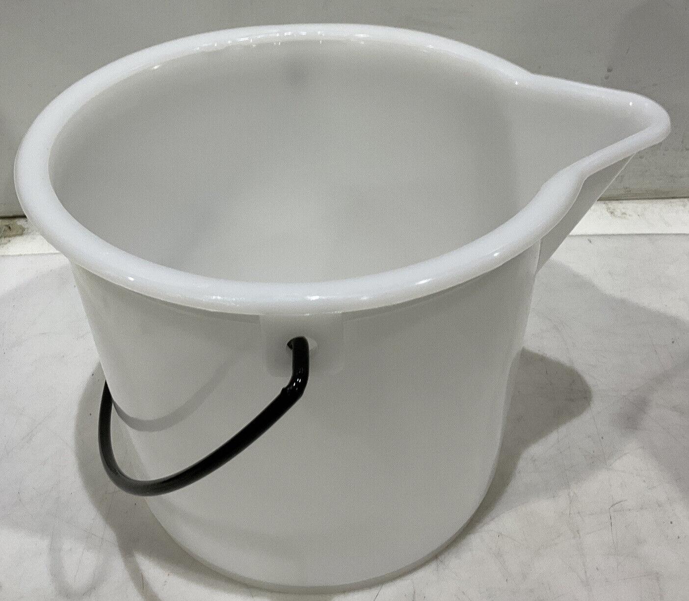VLG NALGENE 7002-0025 17307-008 HIGH DENSITY POLYETHYLENE GRADUATED BUCKET 373