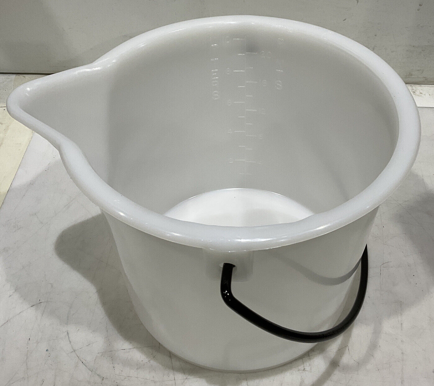 VLG NALGENE 7002-0025 17307-008 HIGH DENSITY POLYETHYLENE GRADUATED BUCKET 373