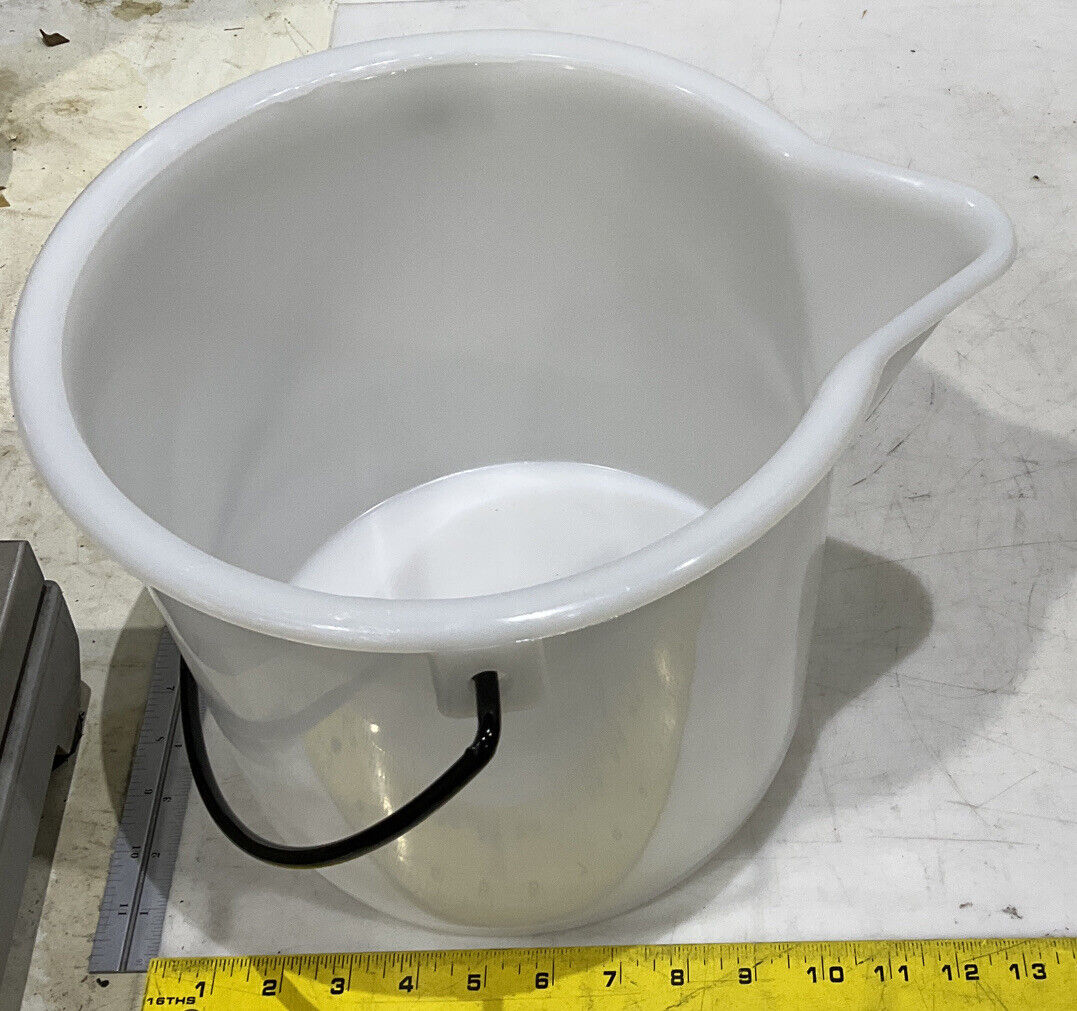 VLG NALGENE 7002-0025 17307-008 HIGH DENSITY POLYETHYLENE GRADUATED BUCKET 373