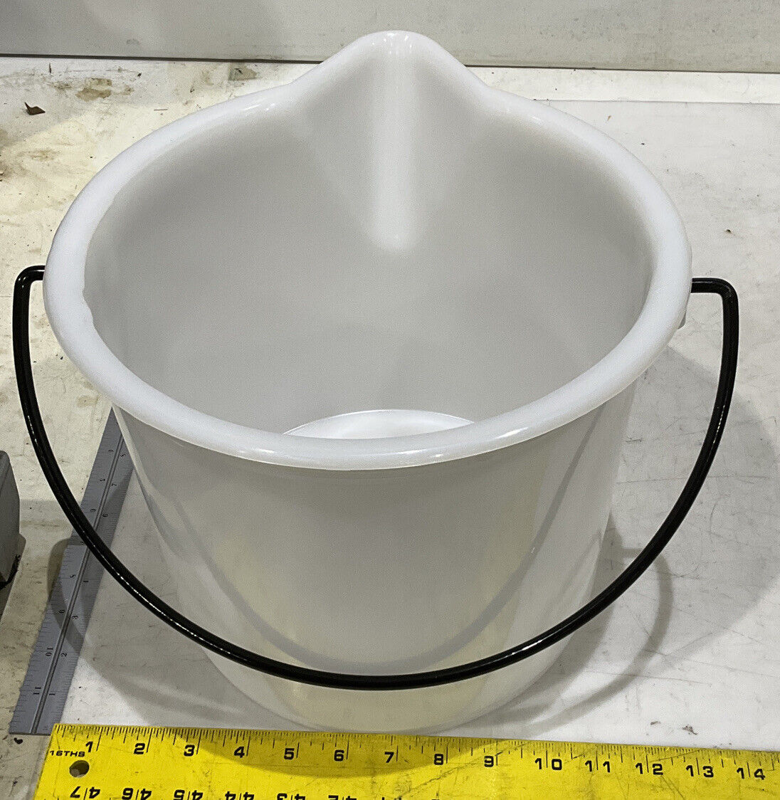 VLG NALGENE 7002-0025 17307-008 HIGH DENSITY POLYETHYLENE GRADUATED BUCKET 373