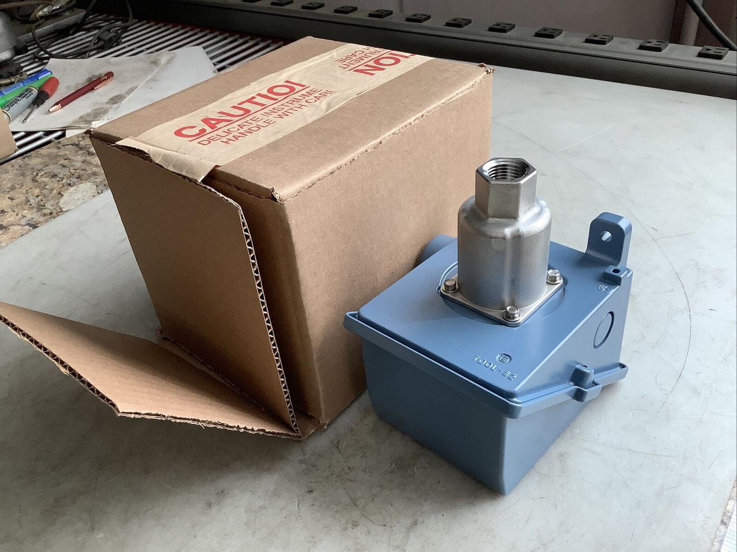 UNITED ELECTRIC J402-S156B PRESSURE SWITCH 373