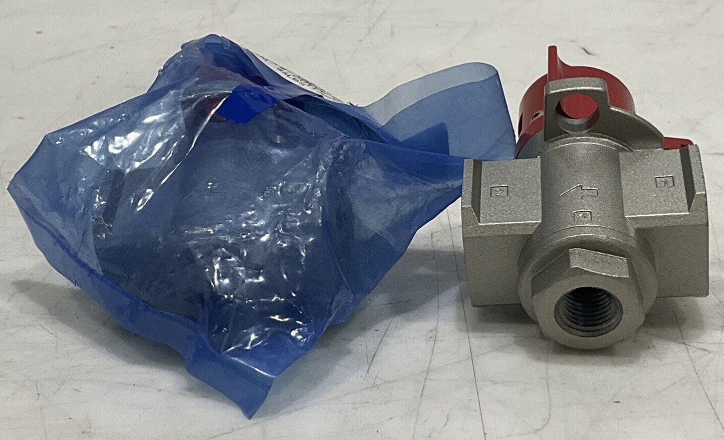 SMC VHS30-N03-Z PMEUMATIC LOCKOUT VALVE 3 PORT 15-150PSI LOT OF 2 U3S