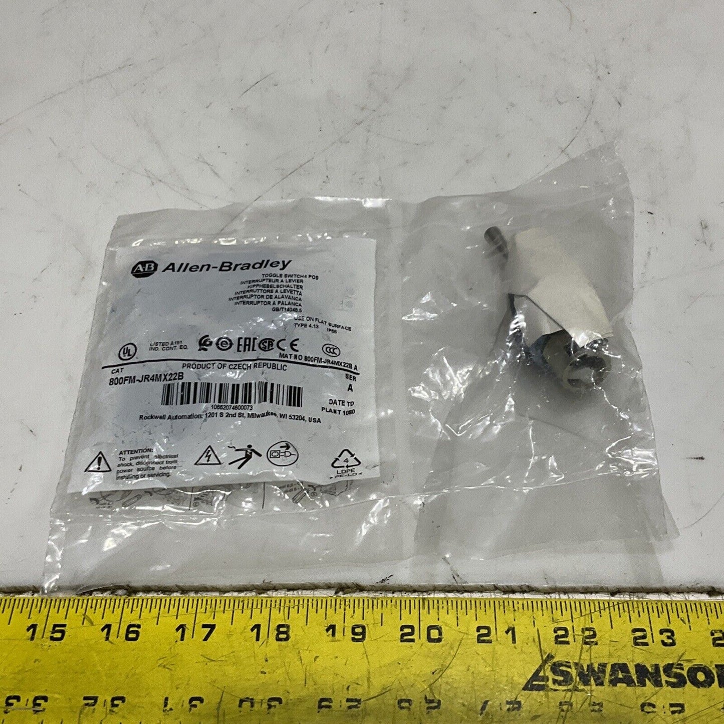 ALLEN BRADLEY 800FM-JR4MX22B MONENTARY TOGGLE SWITCH U3S