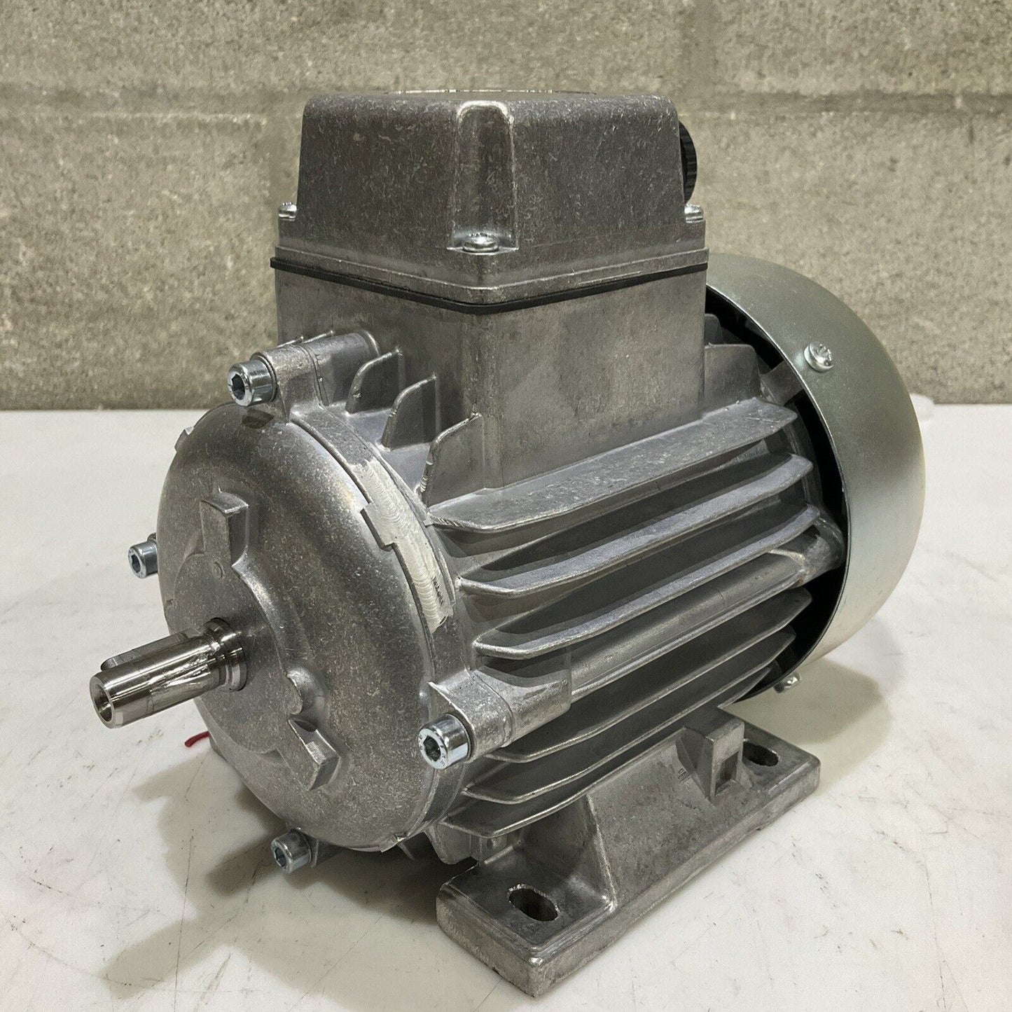 LENZE D-32699 13.750.65.1.3.0 PHASE MOTOR 180W 230/400 VAC  50 HZ 3 AC U3S