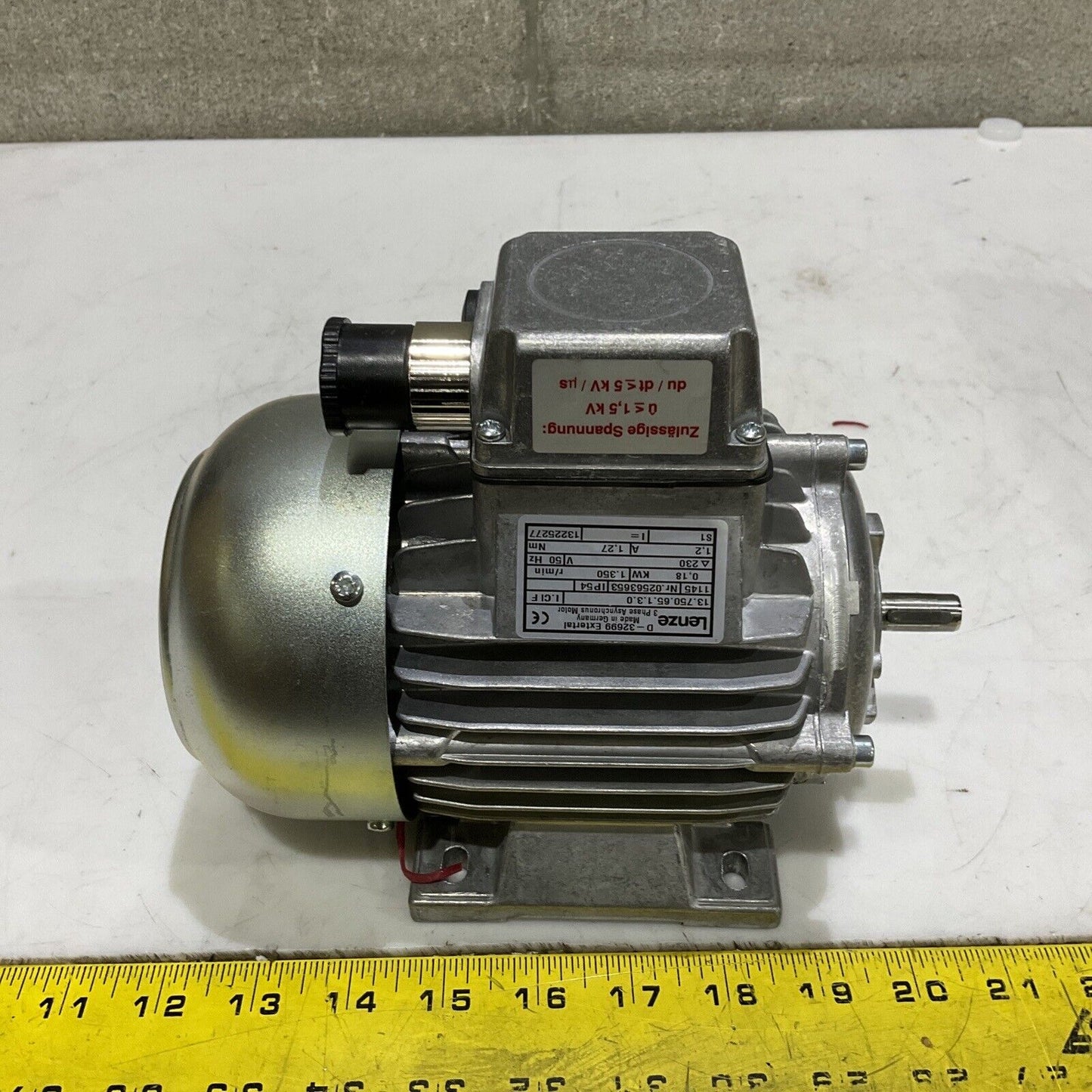 LENZE D-32699 13.750.65.1.3.0 PHASE MOTOR 180W 230/400 VAC  50 HZ 3 AC U3S