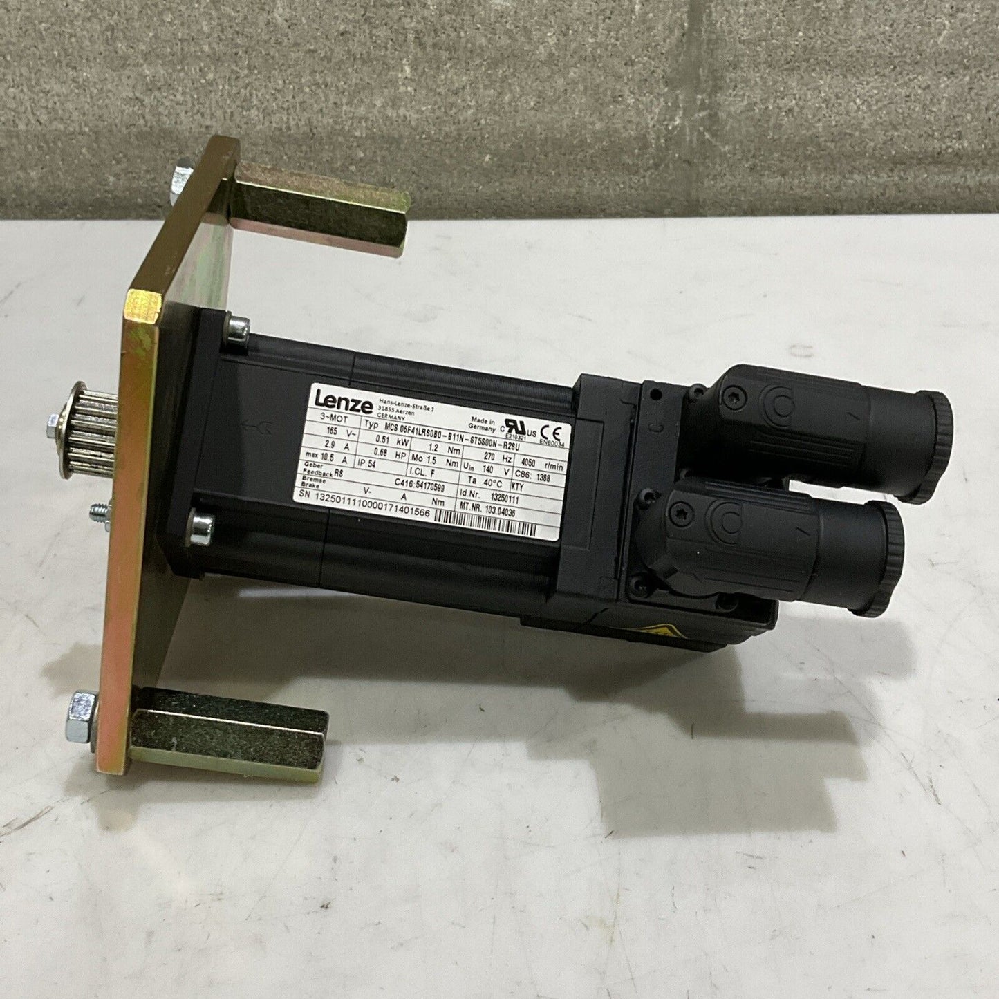 LENZE MCS 06F41LRS0B0-B11N-ST5S00N-R2SUB SERVO MOTOR 165V 2.9A 10.5 A U3S