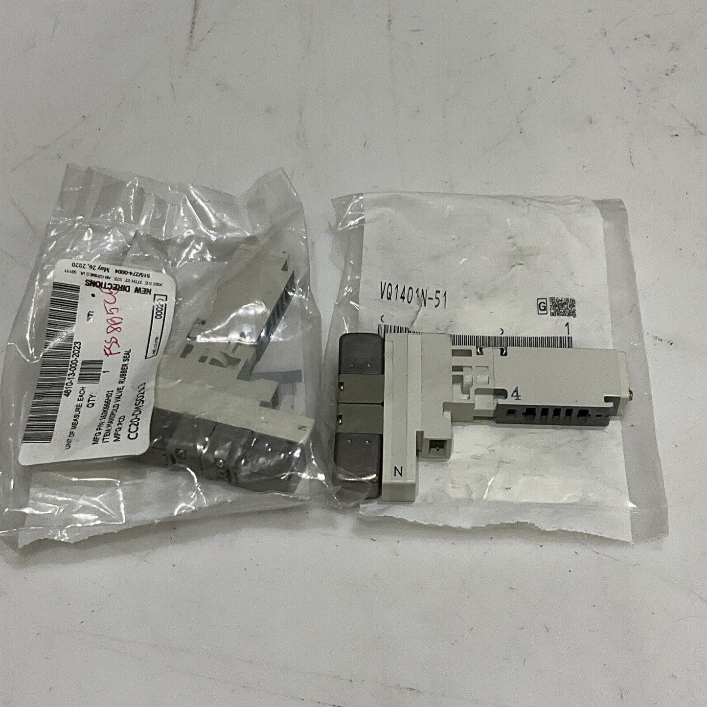 SMC VQ1401N-51 MANIFOLD VALVE 3 POSITION PLUG-IN LOT OF 2 U3S