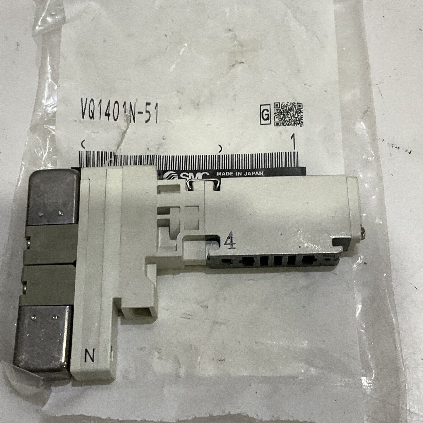 SMC VQ1401N-51 MANIFOLD VALVE 3 POSITION PLUG-IN LOT OF 2 U3S