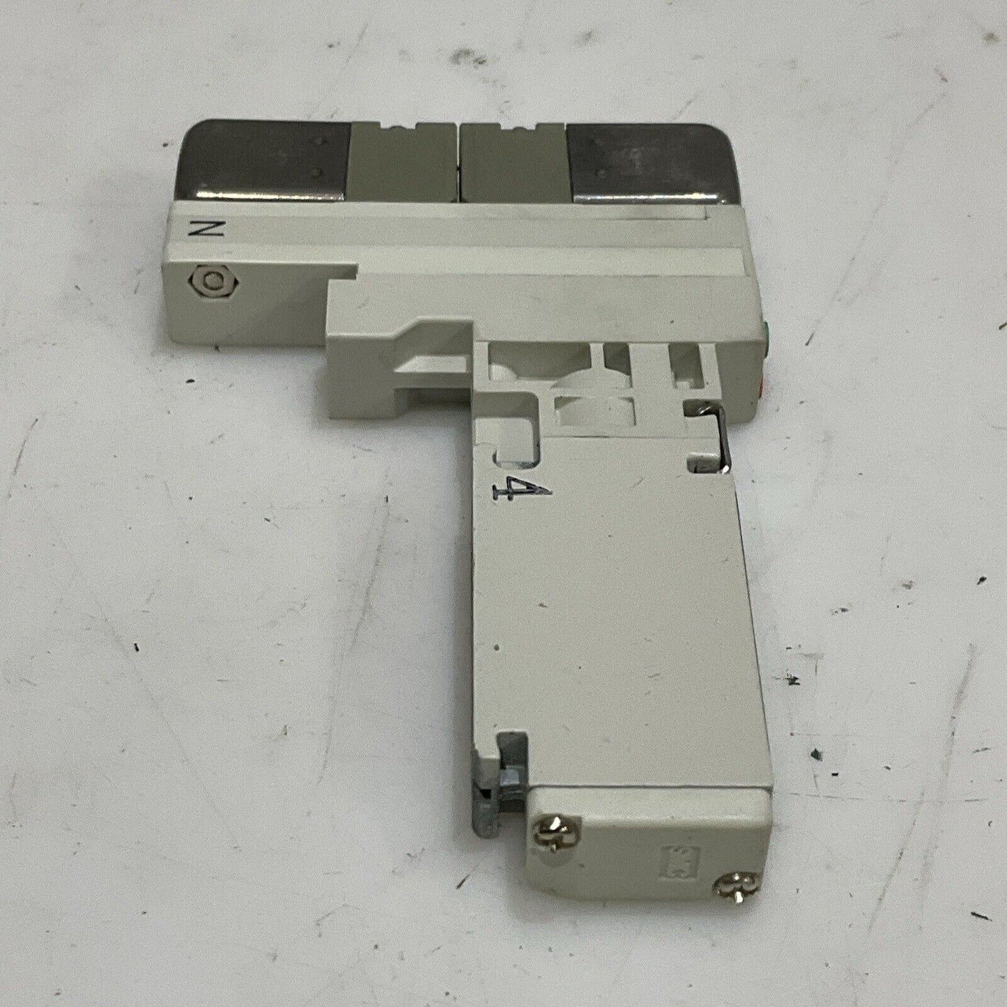 SMC VQ1401N-51 MANIFOLD VALVE 3 POSITION PLUG-IN LOT OF 2 U3S