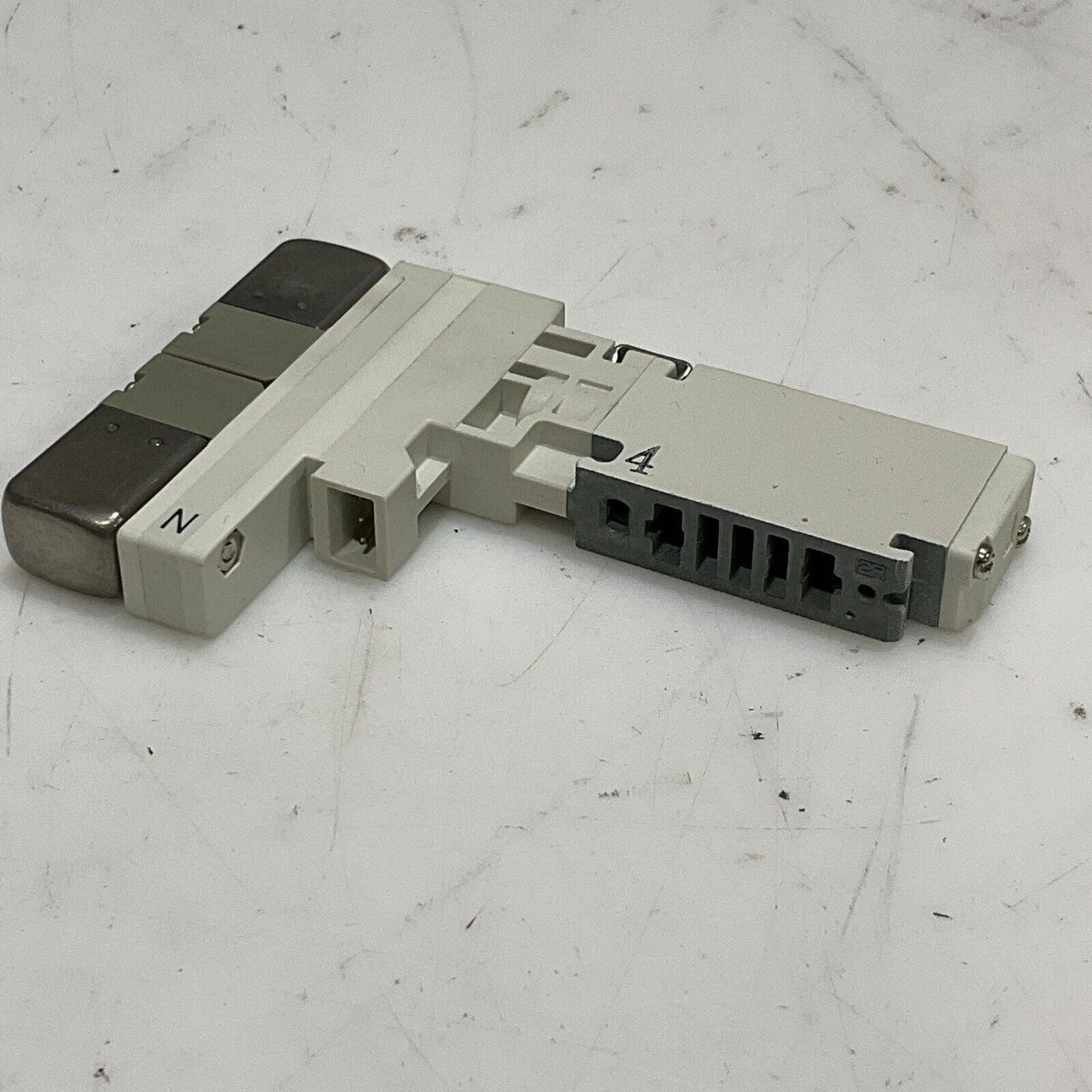 SMC VQ1401N-51 MANIFOLD VALVE 3 POSITION PLUG-IN LOT OF 2 U3S