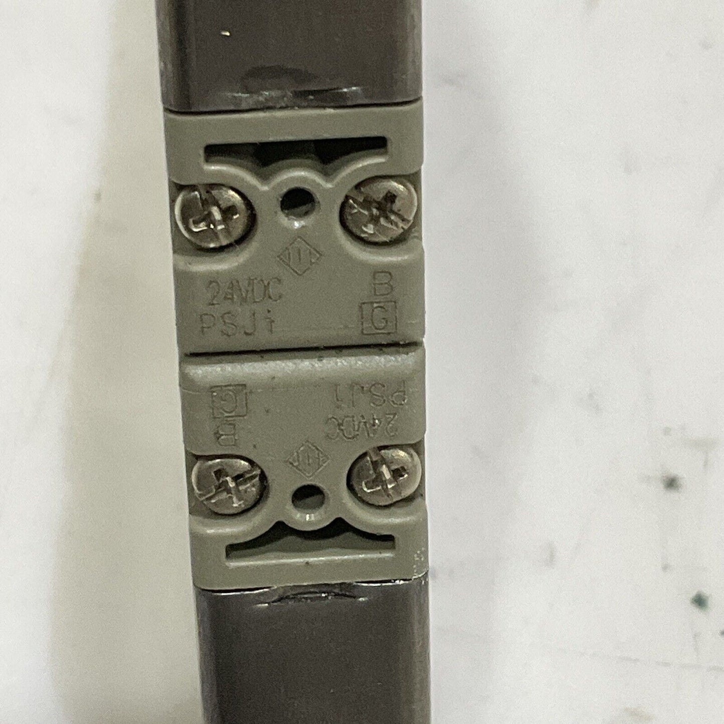 SMC VQ1401N-51 MANIFOLD VALVE 3 POSITION PLUG-IN LOT OF 2 U3S