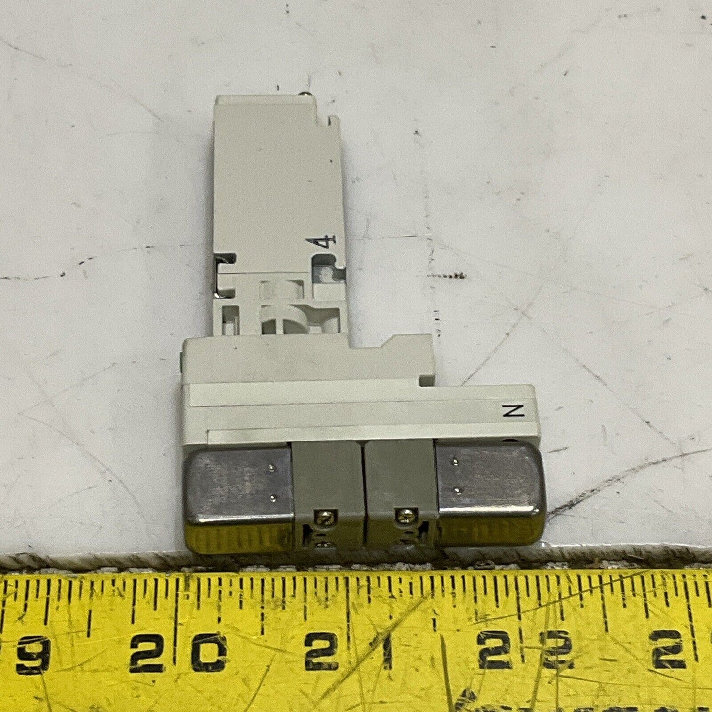 SMC VQ1401N-51 MANIFOLD VALVE 3 POSITION PLUG-IN LOT OF 2 U3S