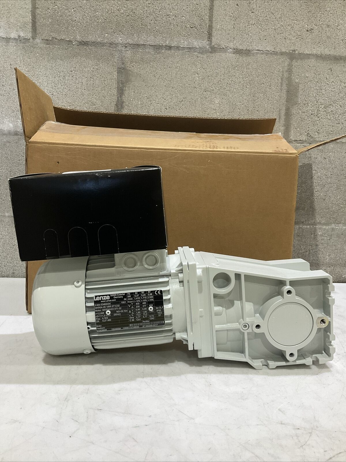 LENZE EN60034 GKR04-2E VBR 071C32MDEMAXX GEARBOX MOTOR & 8200 MOTEC INVERTER U3S