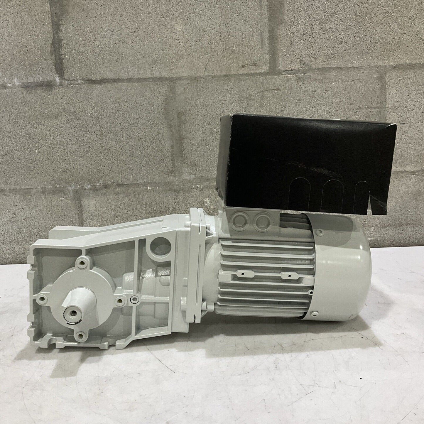 LENZE EN60034 GKR04-2E VBR 071C32MDEMAXX GEARBOX MOTOR & 8200 MOTEC INVERTER U3S