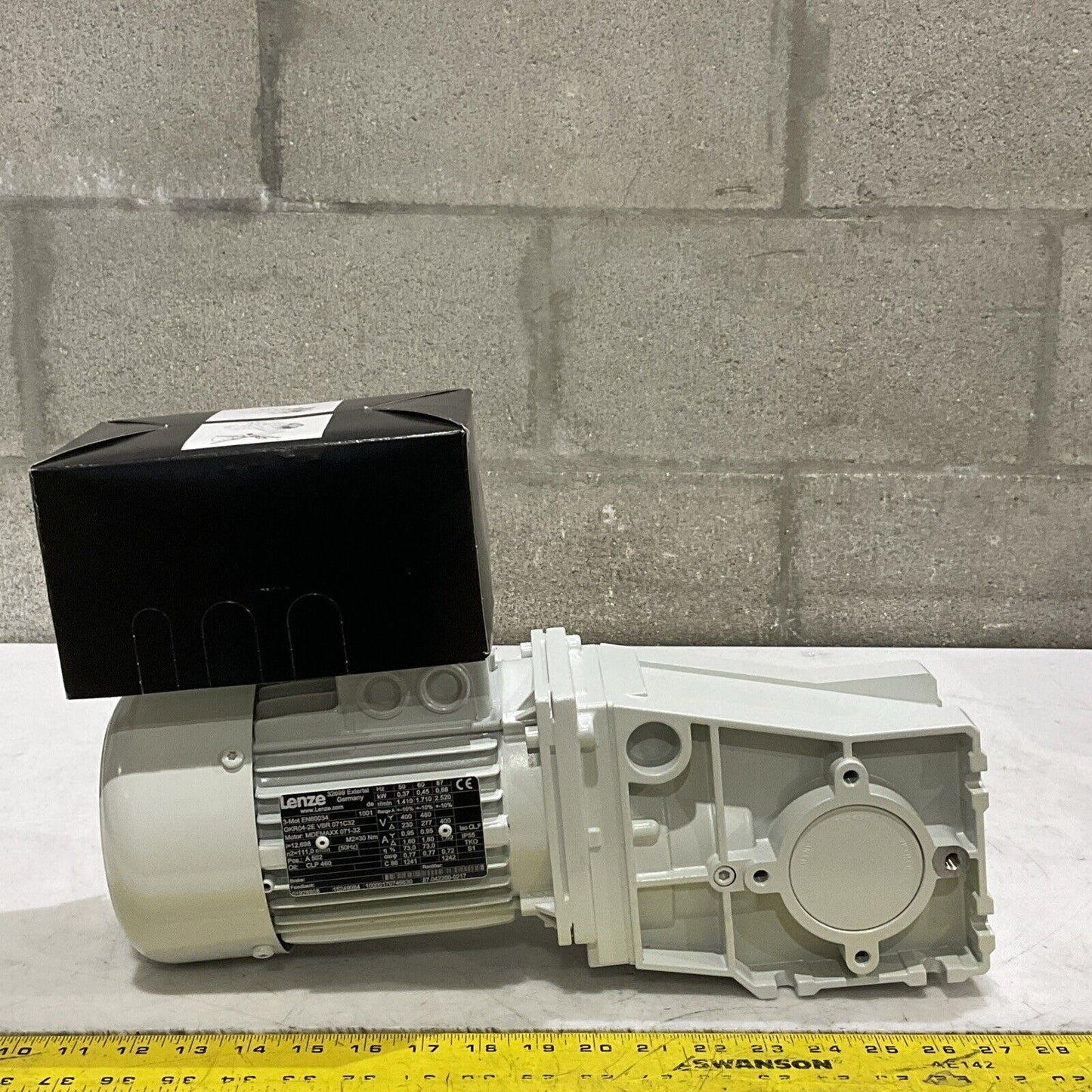 LENZE EN60034 GKR04-2E VBR 071C32MDEMAXX GEARBOX MOTOR & 8200 MOTEC INVERTER U3S