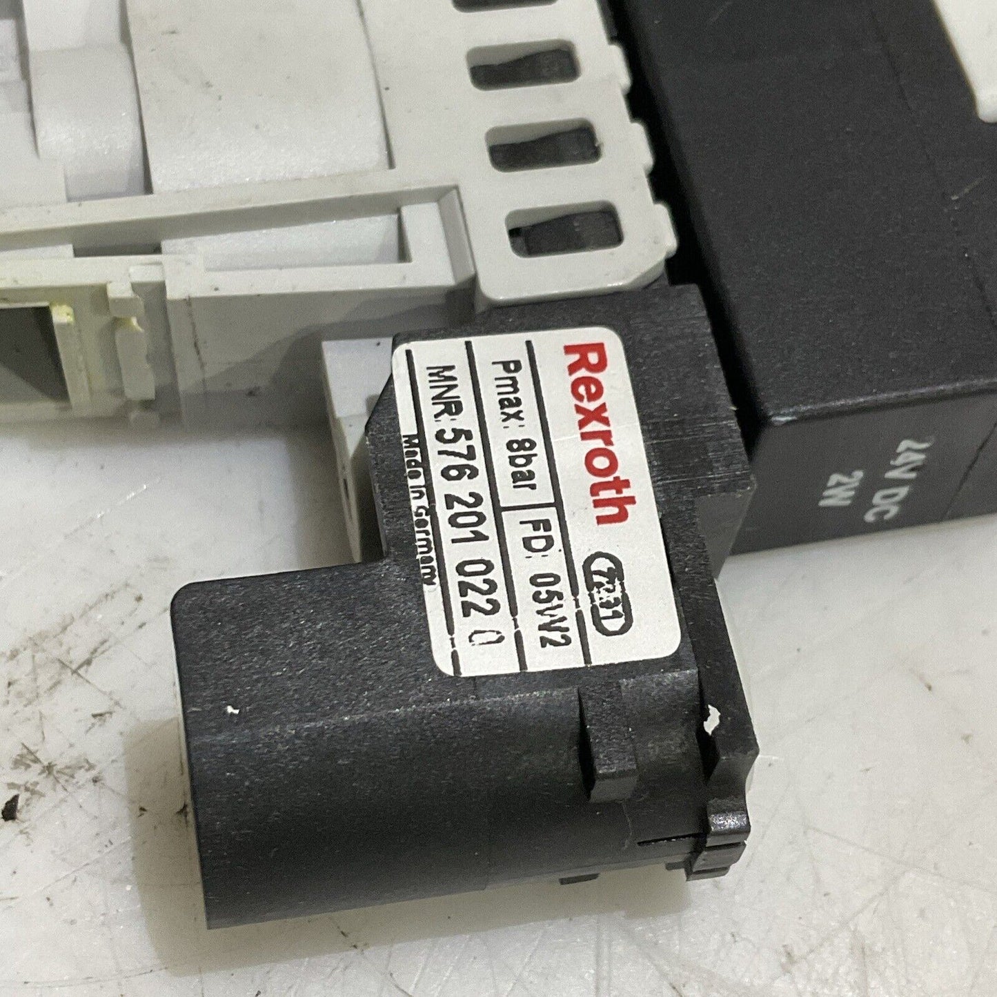 REXROTH 5762010220 VALVE REGULATOR 8BAR 05W2 24DC 7281 U4M