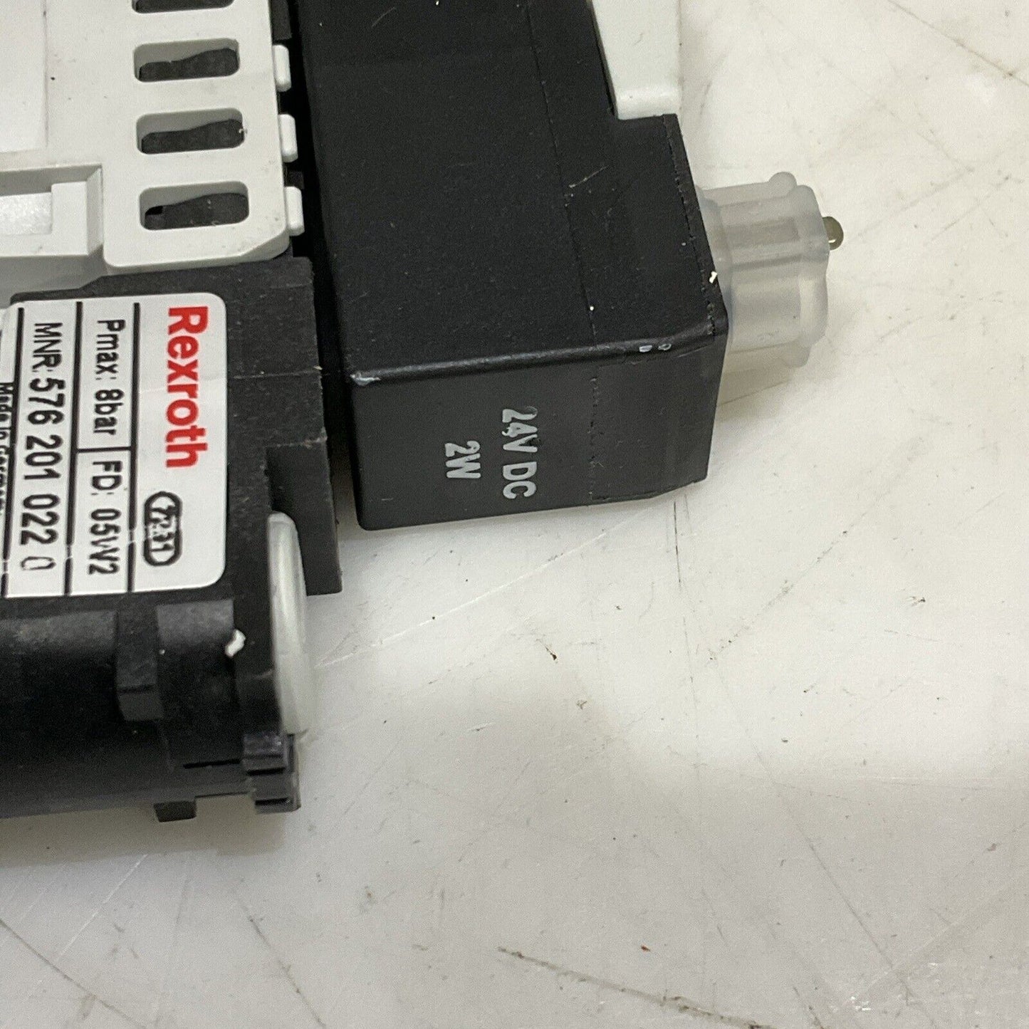 REXROTH 5762010220 VALVE REGULATOR 8BAR 05W2 24DC 7281 U4M