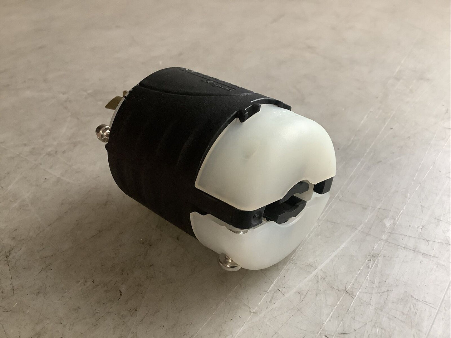 PASS SEYMOUR L1520-P TURNLOK PLUG 20A 3PH 250V 3P 4W 554 - LOT OF 2