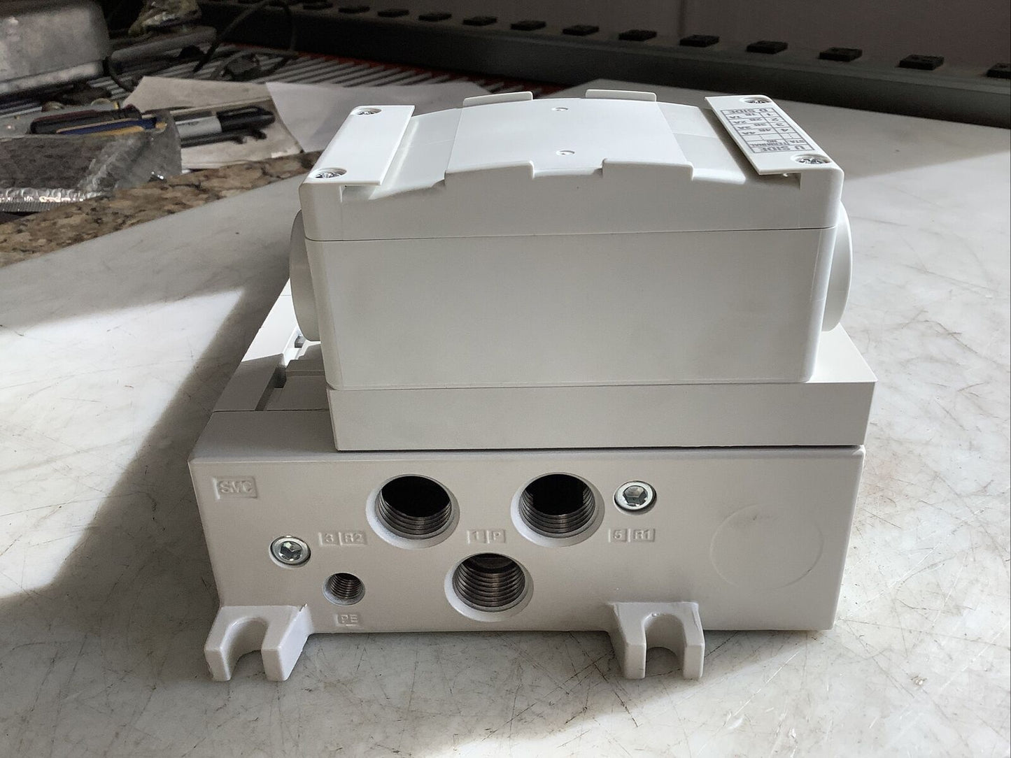 SMC VV5Q41-1003T0-W PLUG-IN MANIFOLD HHH