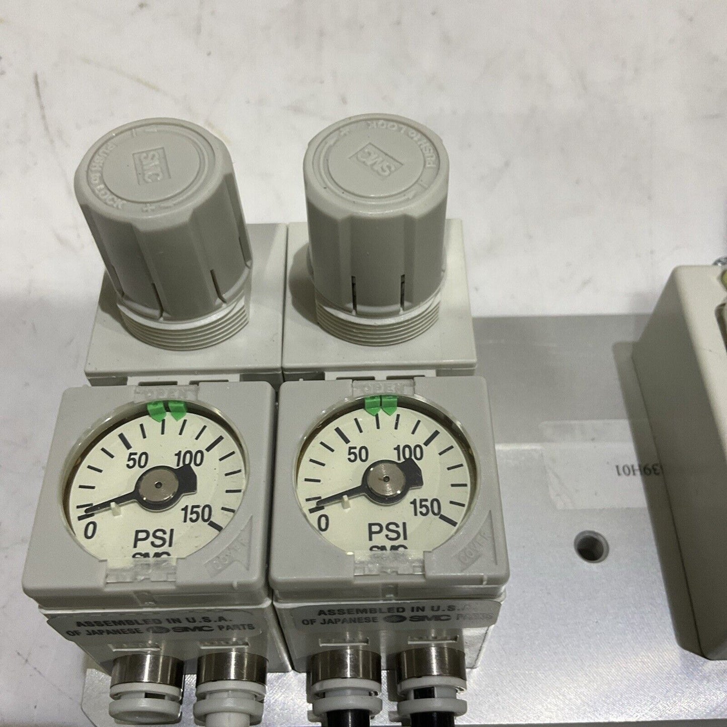 SMC VQ1201N-5 ARM10F2-08G-Z ARM10F0-005-Z PNEUMATIC MANIFOLD U3S