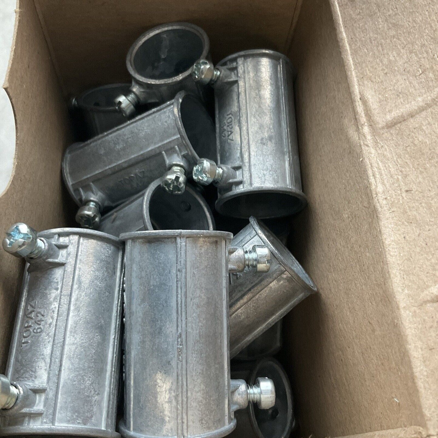 ARLINGTON IND  811  COUPLINGS CONCRETE - TIGHT  ZINC  DIE CAST LOT OF 31 U3S
