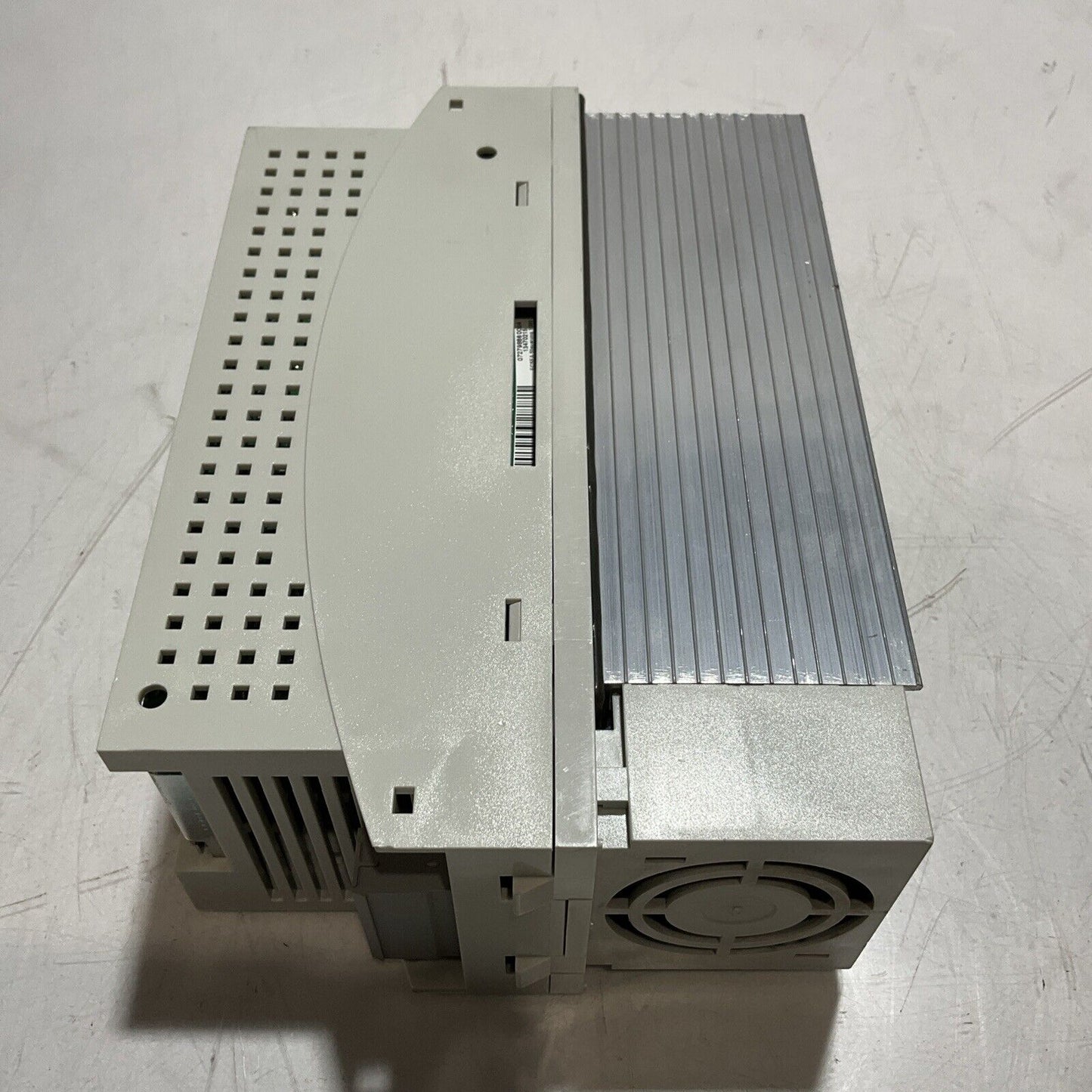 LENZE  ECSEA032C4B  SERVO AXIS MODULE  2/PE-DC 0.565V/675U 12.7/102A O.600HZ U3S