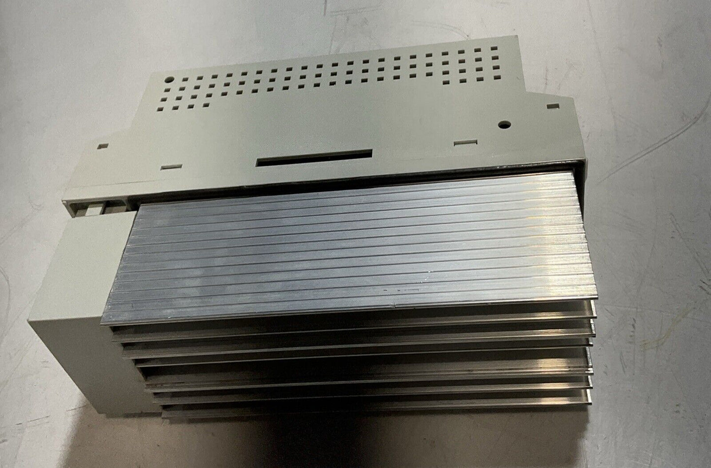 LENZE  ECSEA032C4B  SERVO AXIS MODULE  2/PE-DC 0.565V/675U 12.7/102A O.600HZ U3S