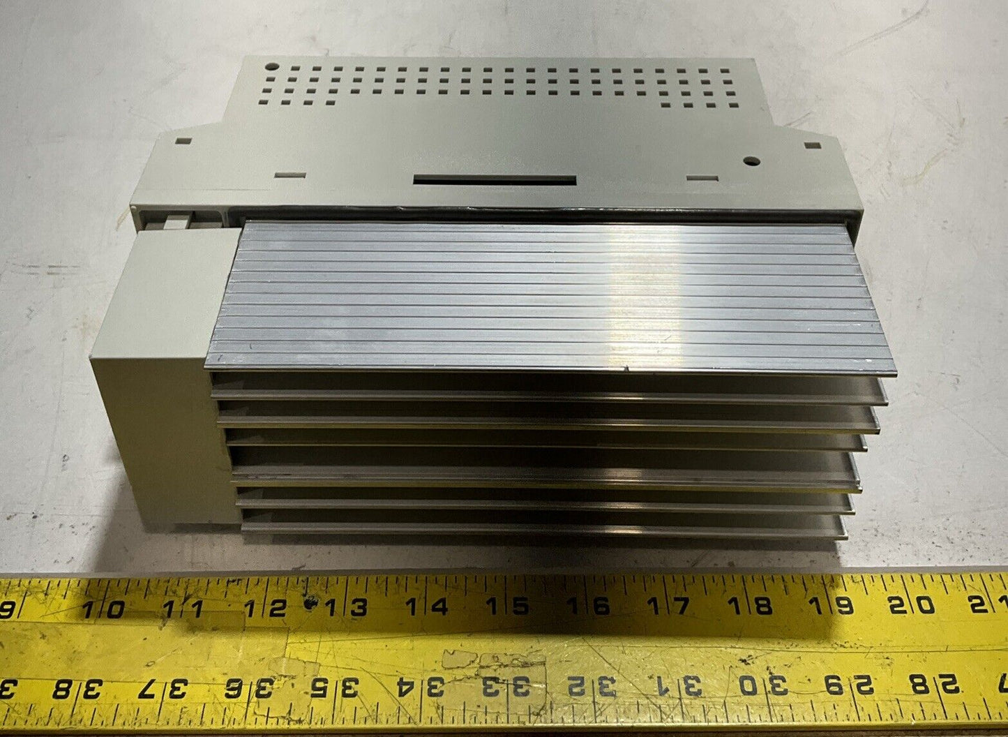 LENZE  ECSEA032C4B  SERVO AXIS MODULE  2/PE-DC 0.565V/675U 12.7/102A O.600HZ U3S