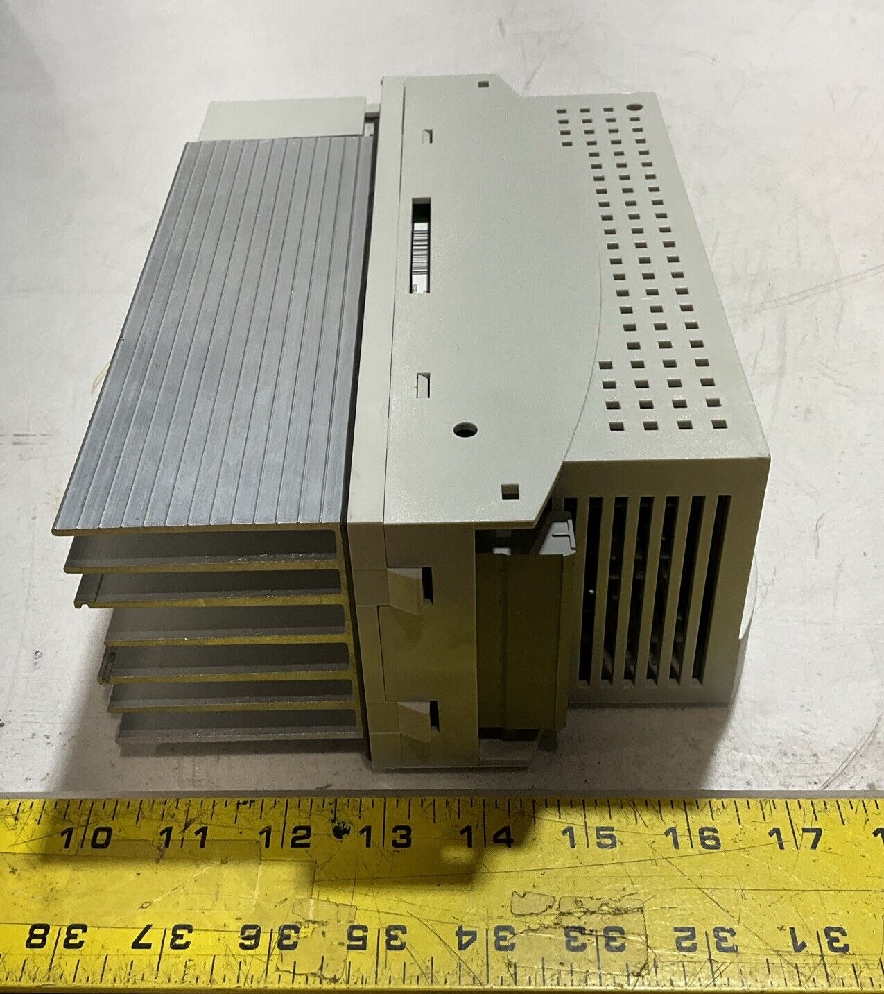 LENZE  ECSEA032C4B  SERVO AXIS MODULE  2/PE-DC 0.565V/675U 12.7/102A O.600HZ U3S