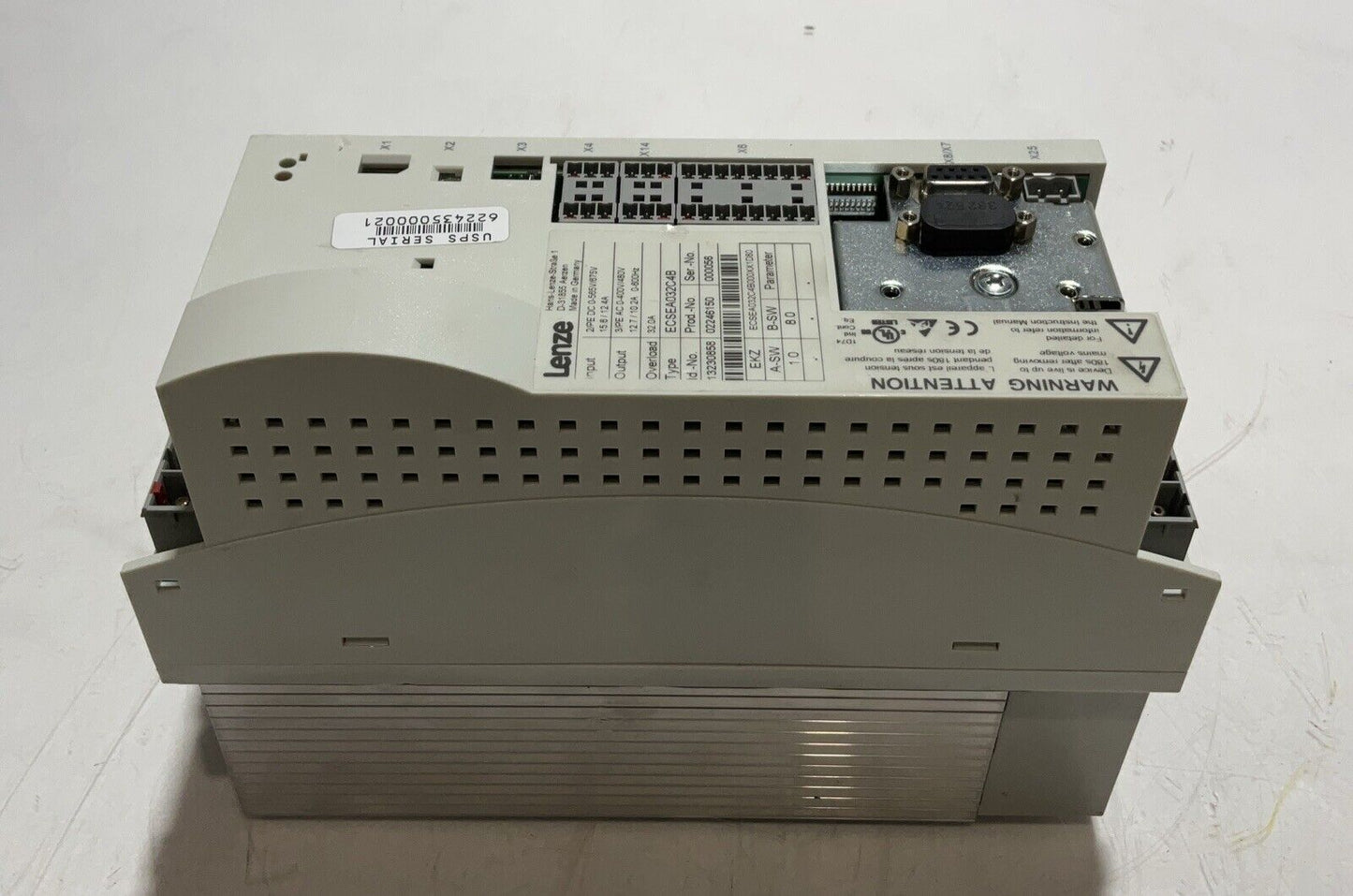 LENZE  ECSEA032C4B  SERVO AXIS MODULE  2/PE-DC 0.565V/675U 12.7/102A O.600HZ U3S