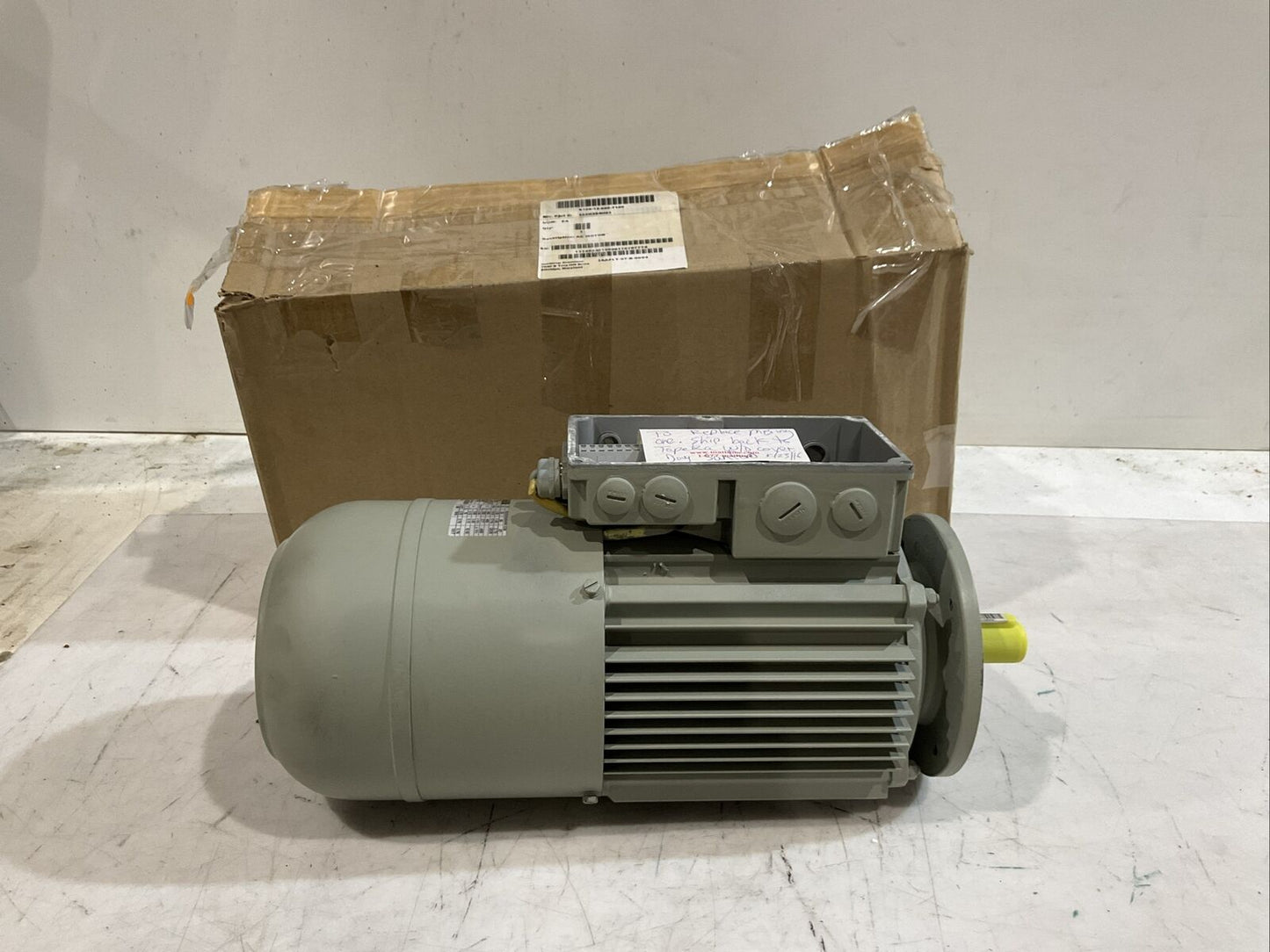 LENZE EN60034 KTY3TKO BFK458-08 MDSMABS090-32B GEAR MOTOR 2525RPM 2.7KW 87HZ U3S