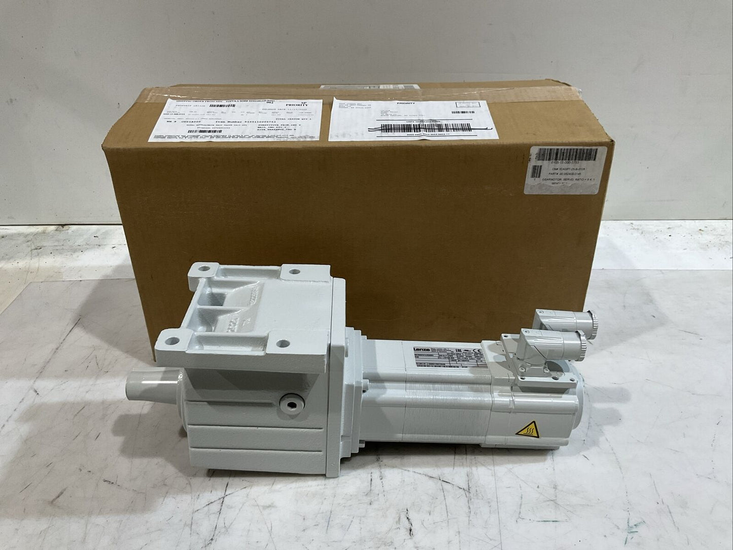 LENZE GST05-2S VBR 09HC41 MCS09H41LRS0B0 SERVO MOTOR 3 MOT 6.8A 160V 1:6.4 U3S