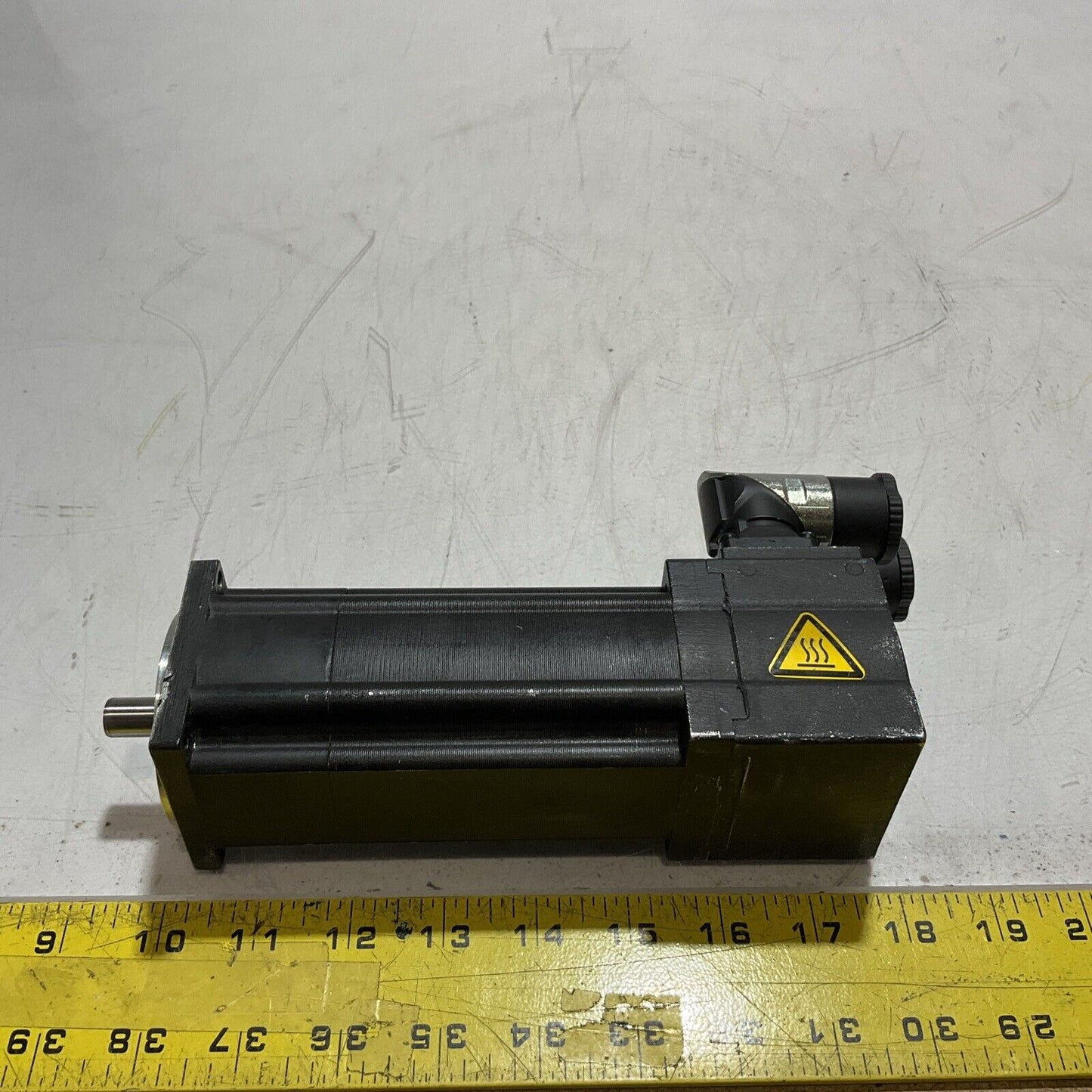 LENZE MCS 06I41LRS0B0-A11N-ST5S00N-R0SU SERVO MOTOR 175 V 2A U3S