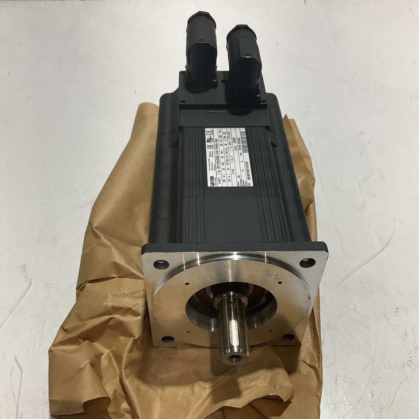 LENZE MCS12H30LRS0B0-B19N-ST500N-R2SU SERVO MOTOR 165 V 200 HZ 3000 R/MIN U3S