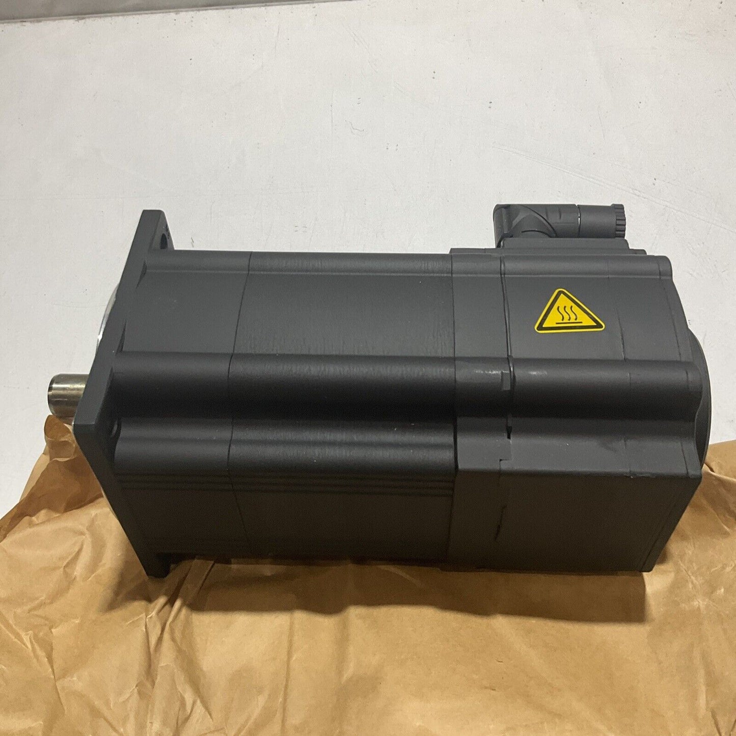 LENZE MCS12H30LRS0B0-B19N-ST500N-R2SU SERVO MOTOR 165 V 200 HZ 3000 R/MIN U3S