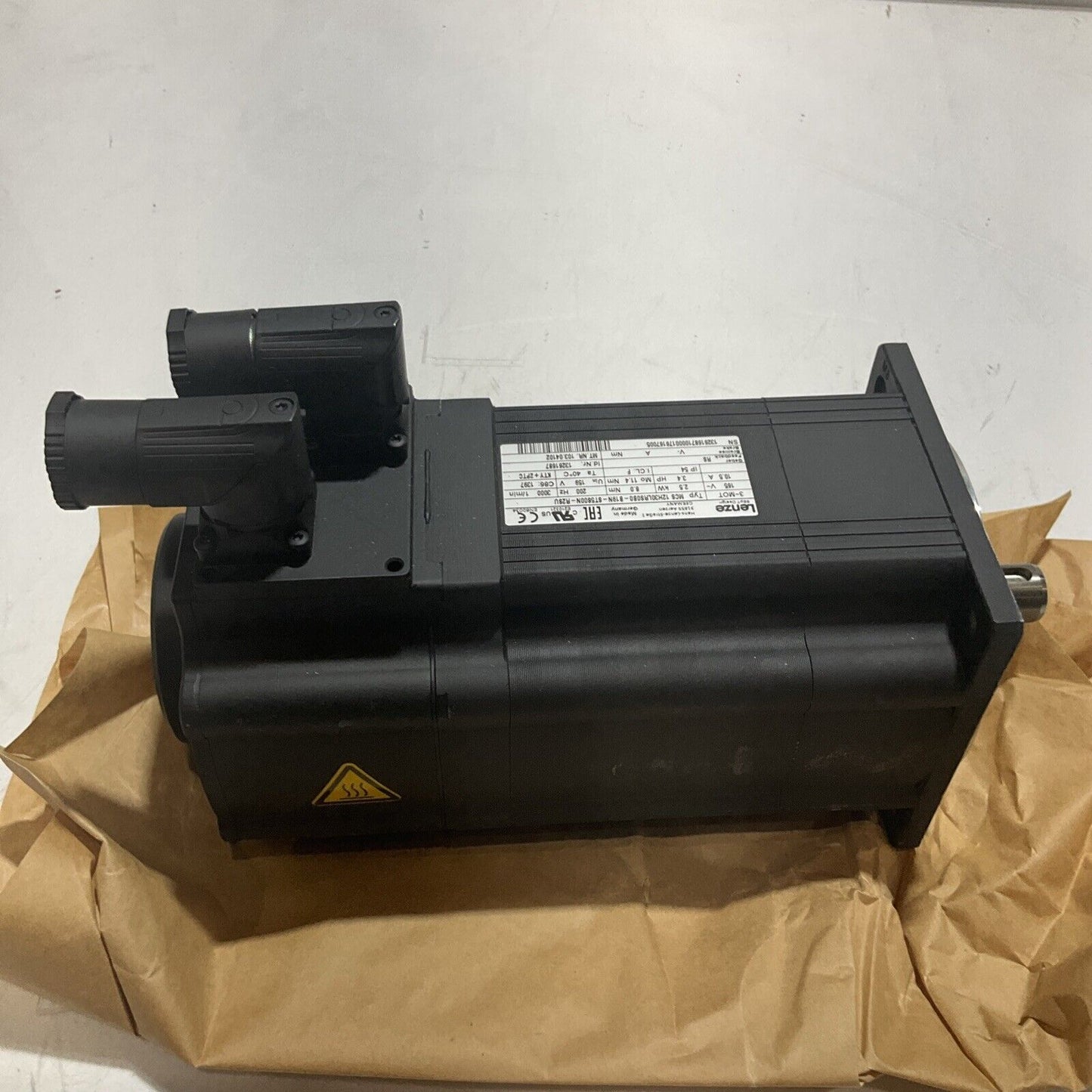 LENZE MCS12H30LRS0B0-B19N-ST500N-R2SU SERVO MOTOR 165 V 200 HZ 3000 R/MIN U3S