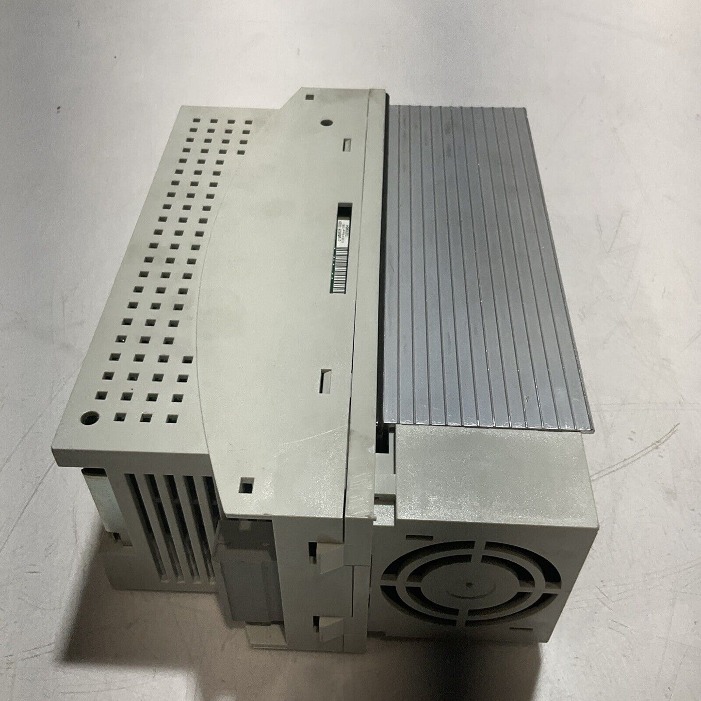 LENZE  ECSEA008C4B SERVO DRIVE VARIABLE FREQUENCY MOTOR CONTROLLER INVERTER U3S