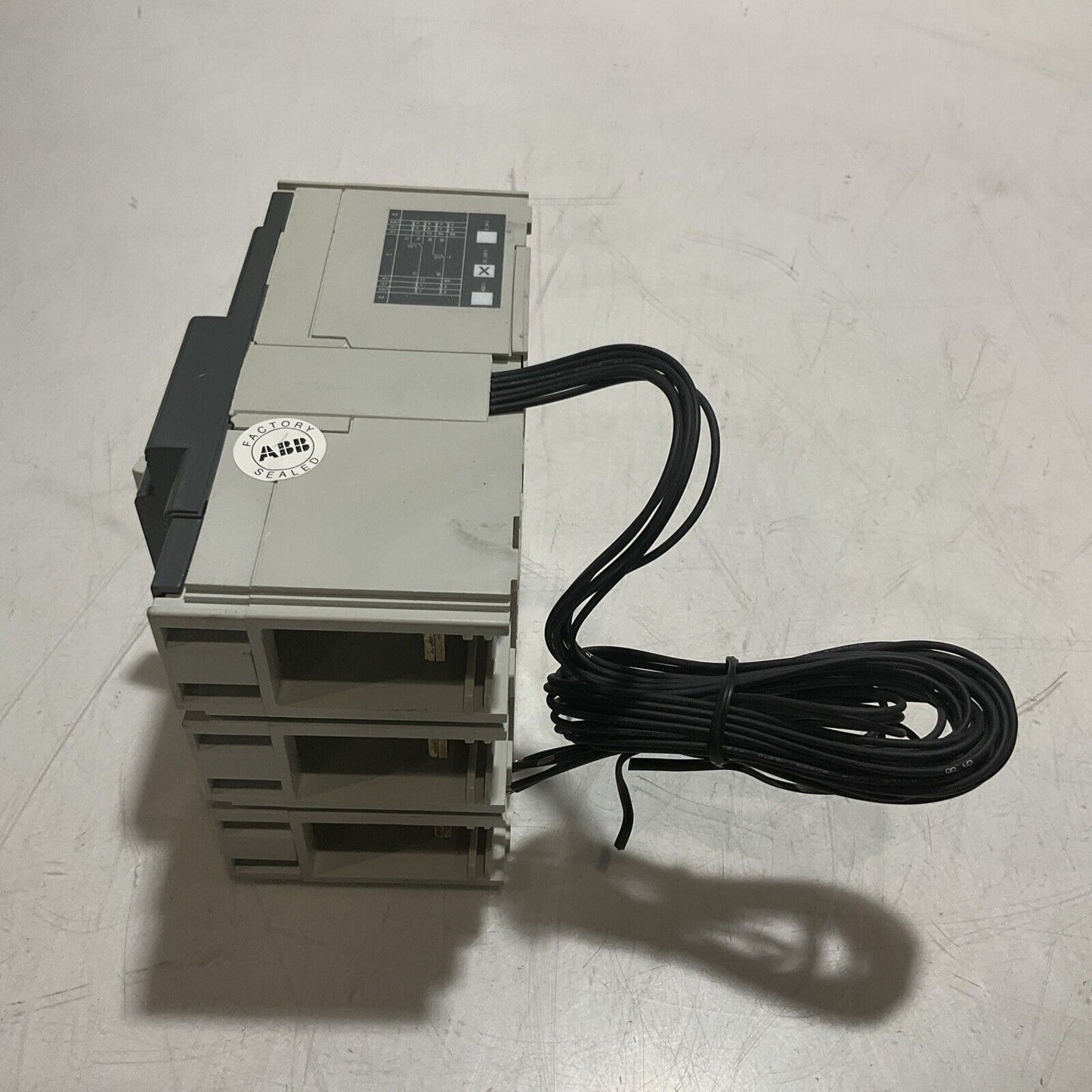 ABB TMAX T3 N 225 CIRCUIT BREAKER 3P  225A W AUX SWITCH U3S