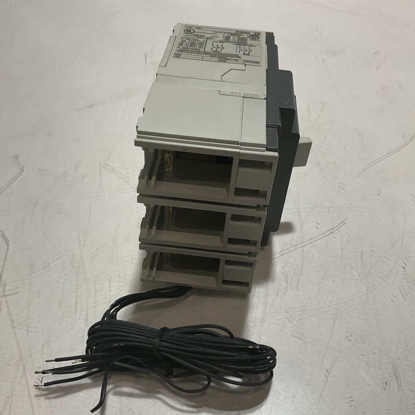 ABB TMAX T3 N 225 CIRCUIT BREAKER 3P  225A W AUX SWITCH U3S