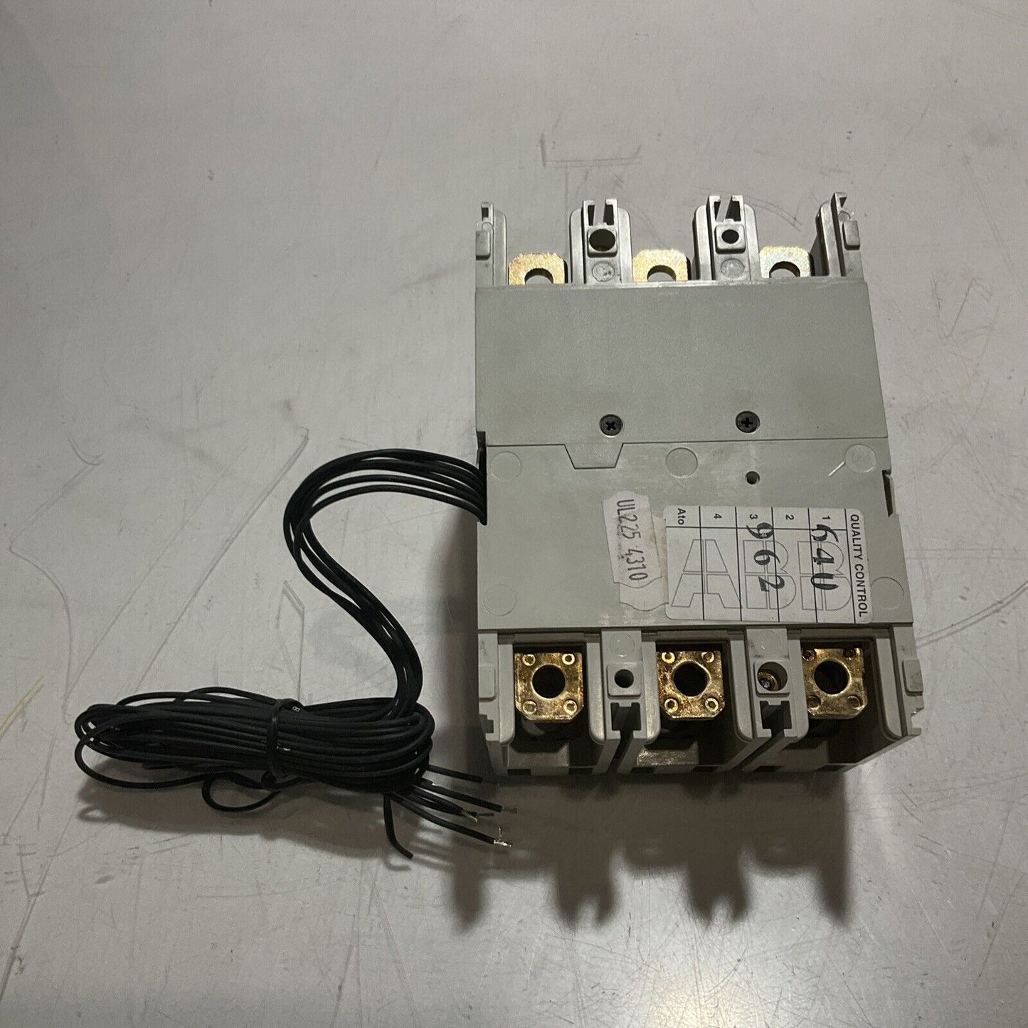 ABB TMAX T3 N 225 CIRCUIT BREAKER 3P  225A W AUX SWITCH U3S