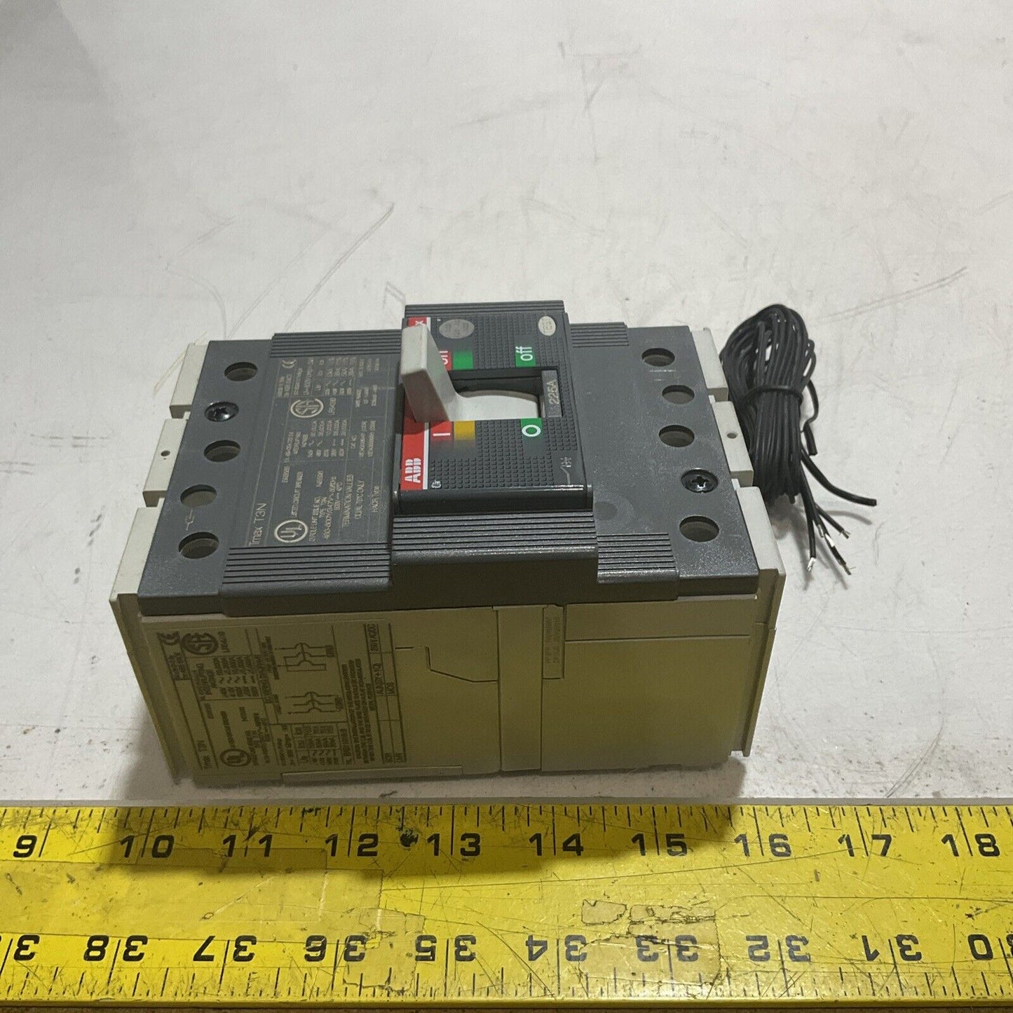 ABB TMAX T3 N 225 CIRCUIT BREAKER 3P  225A W AUX SWITCH U3S