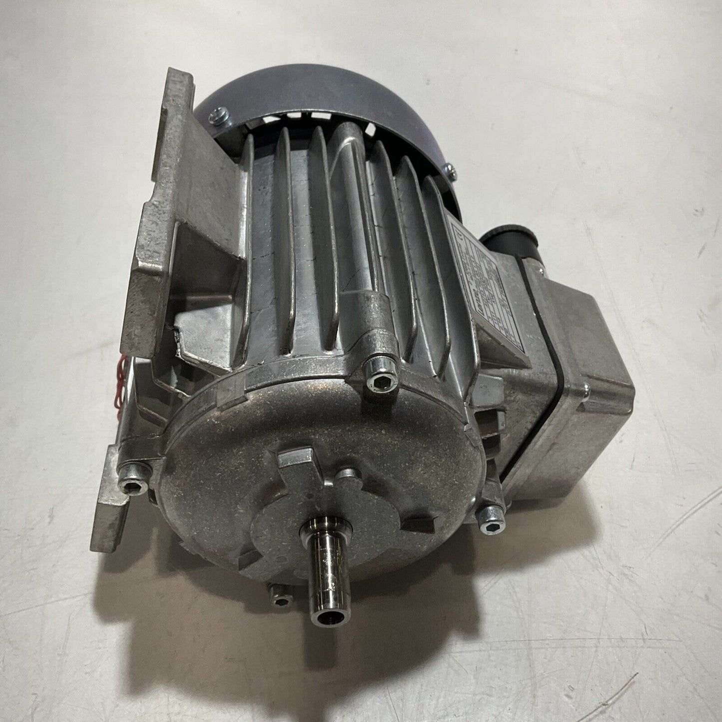 LENZE D-32699 13.750.65.1.3.0 PHASE MOTOR 180W 230/400 VAC 50 HZ 3 AC U3S