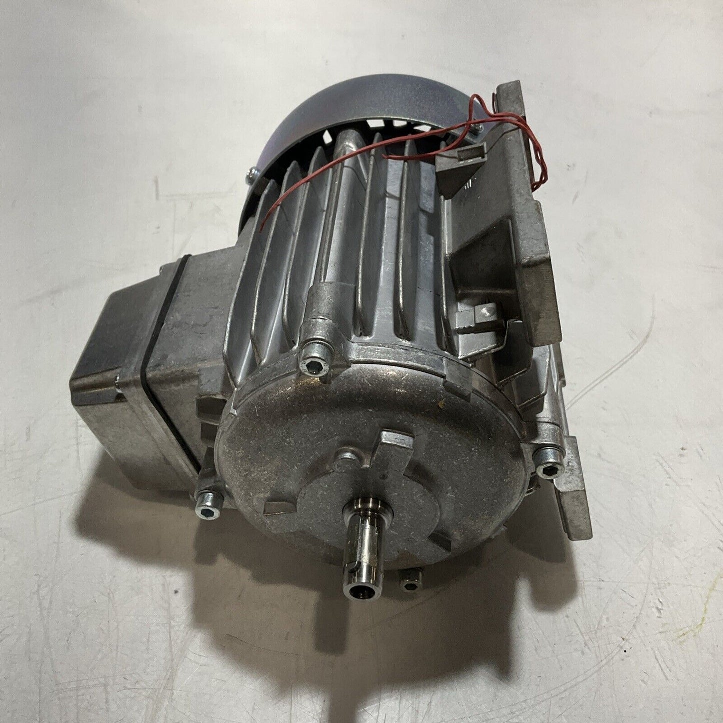 LENZE D-32699 13.750.65.1.3.0 PHASE MOTOR 180W 230/400 VAC 50 HZ 3 AC U3S