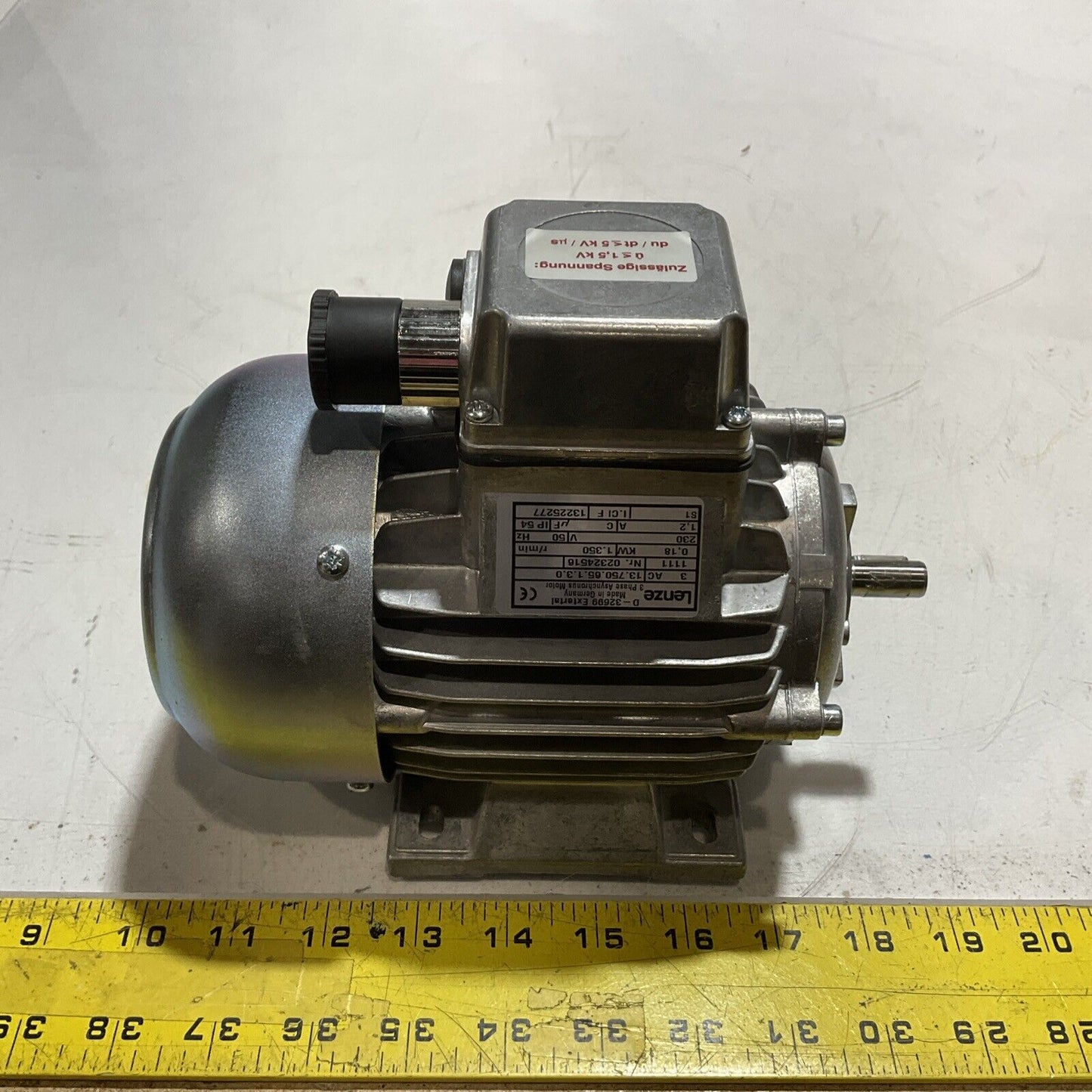 LENZE D-32699 13.750.65.1.3.0 PHASE MOTOR 180W 230/400 VAC 50 HZ 3 AC U3S