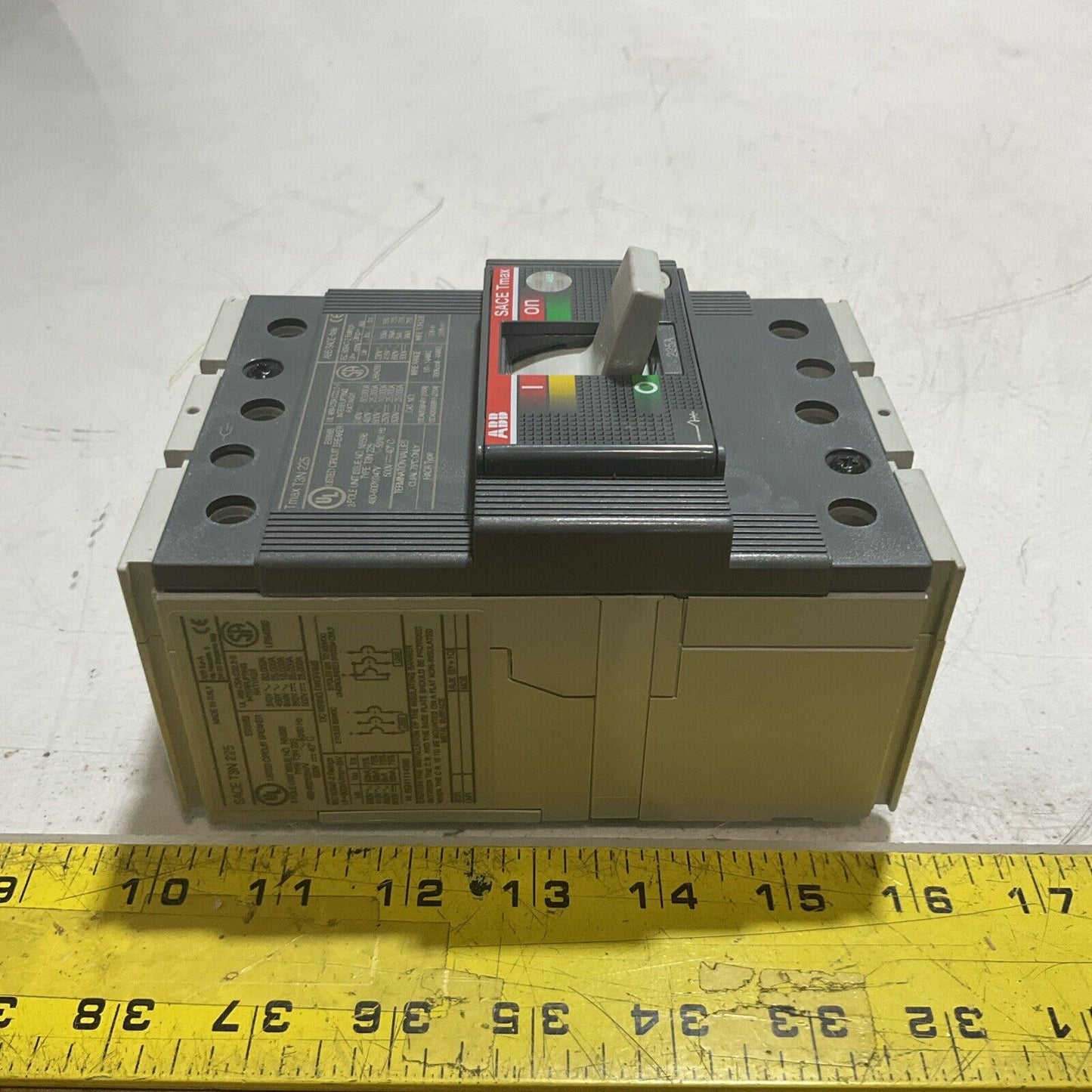 ABB SACE TMAX T3 N 225 CIRCUIT BREAKER 3P W AUX SWITCH U3S