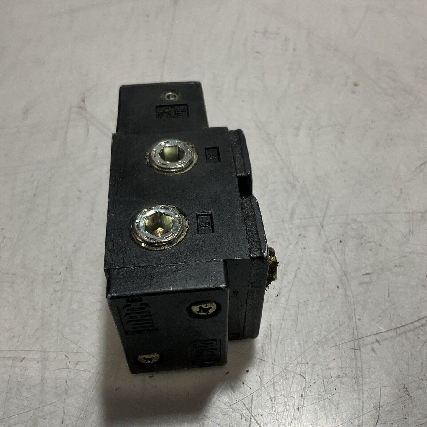 MAC 711C-12-PI-111CC PNEUMATIC VALVE MODEL 2208 U3S